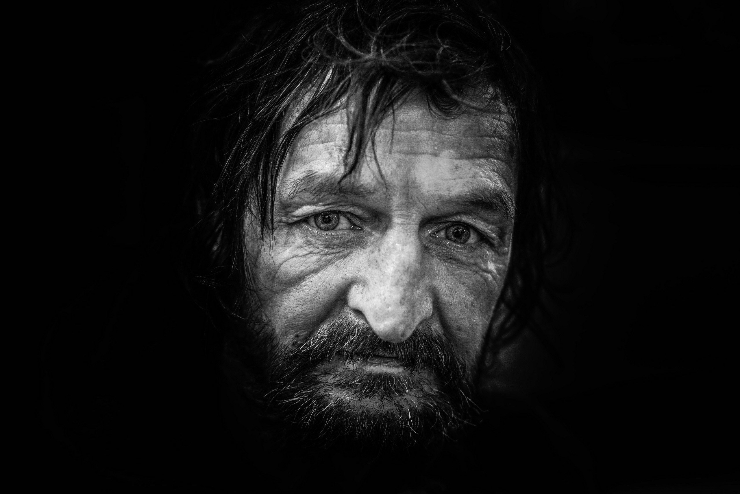 Close-up portrait of a man with a beard HD Wallpaper