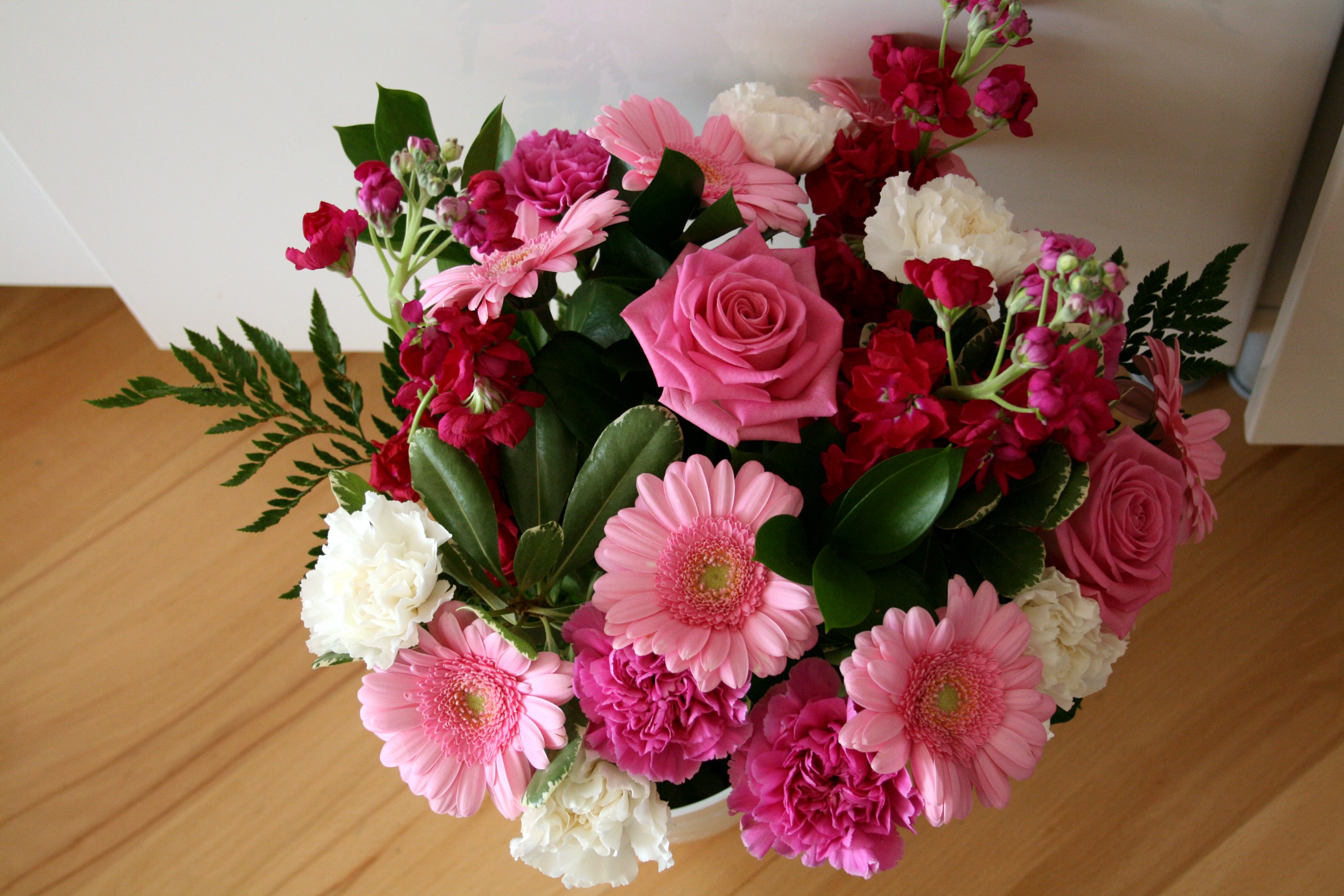 Pink and Red Flower Bouquet with Roses and Gerberas HD Wallpaper