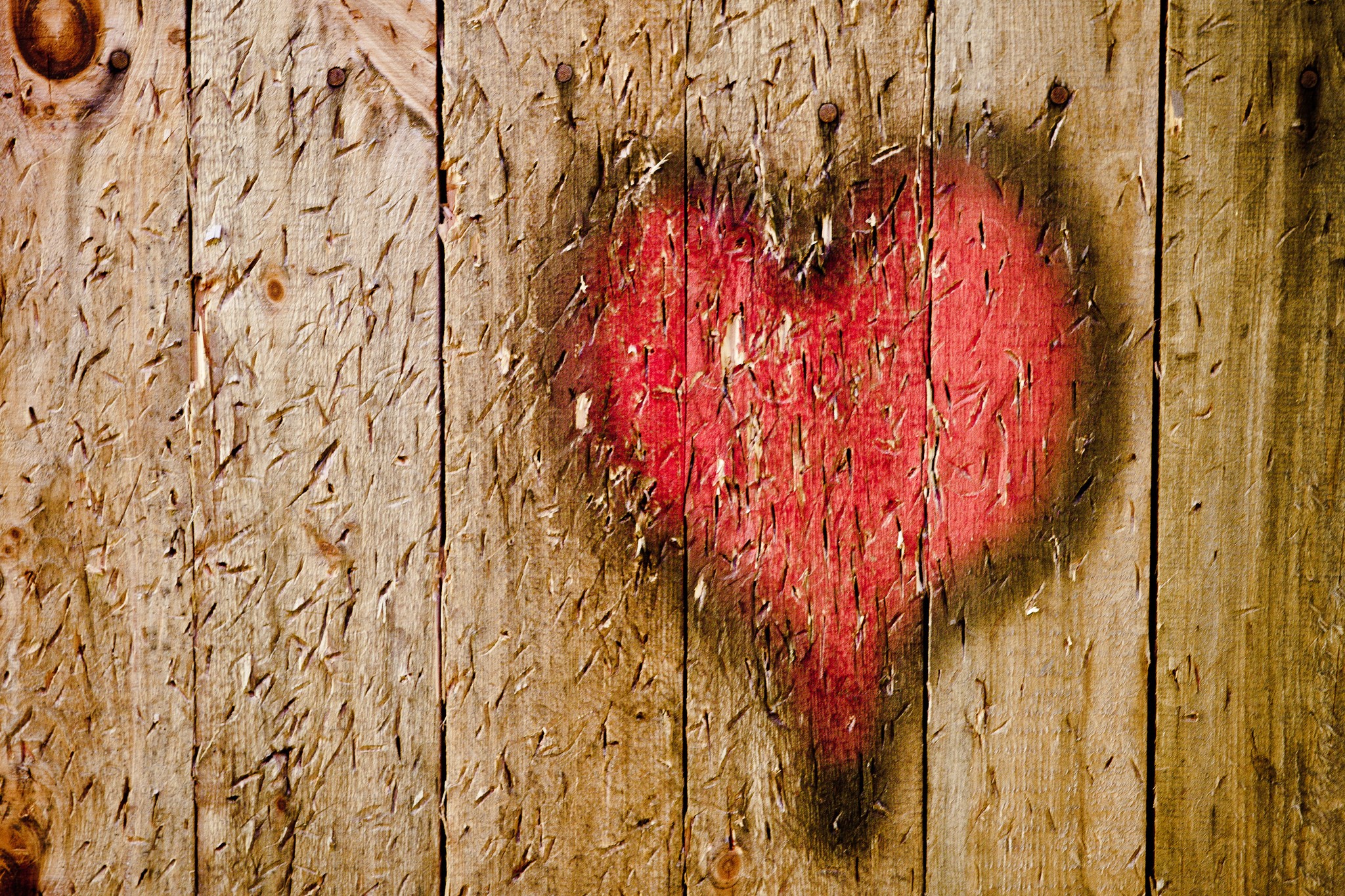 Red heart spray-painted on weathered wooden planks HD Wallpaper