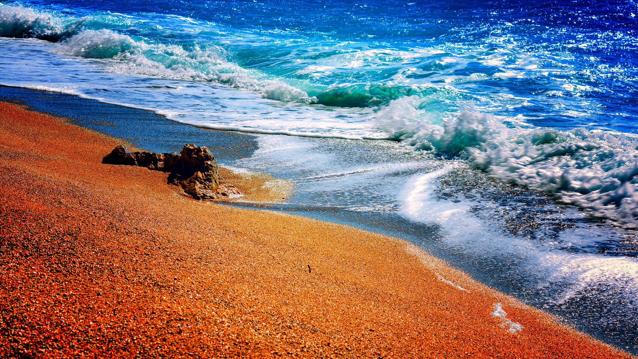 Waves crashing on a sandy beach HD Wallpaper