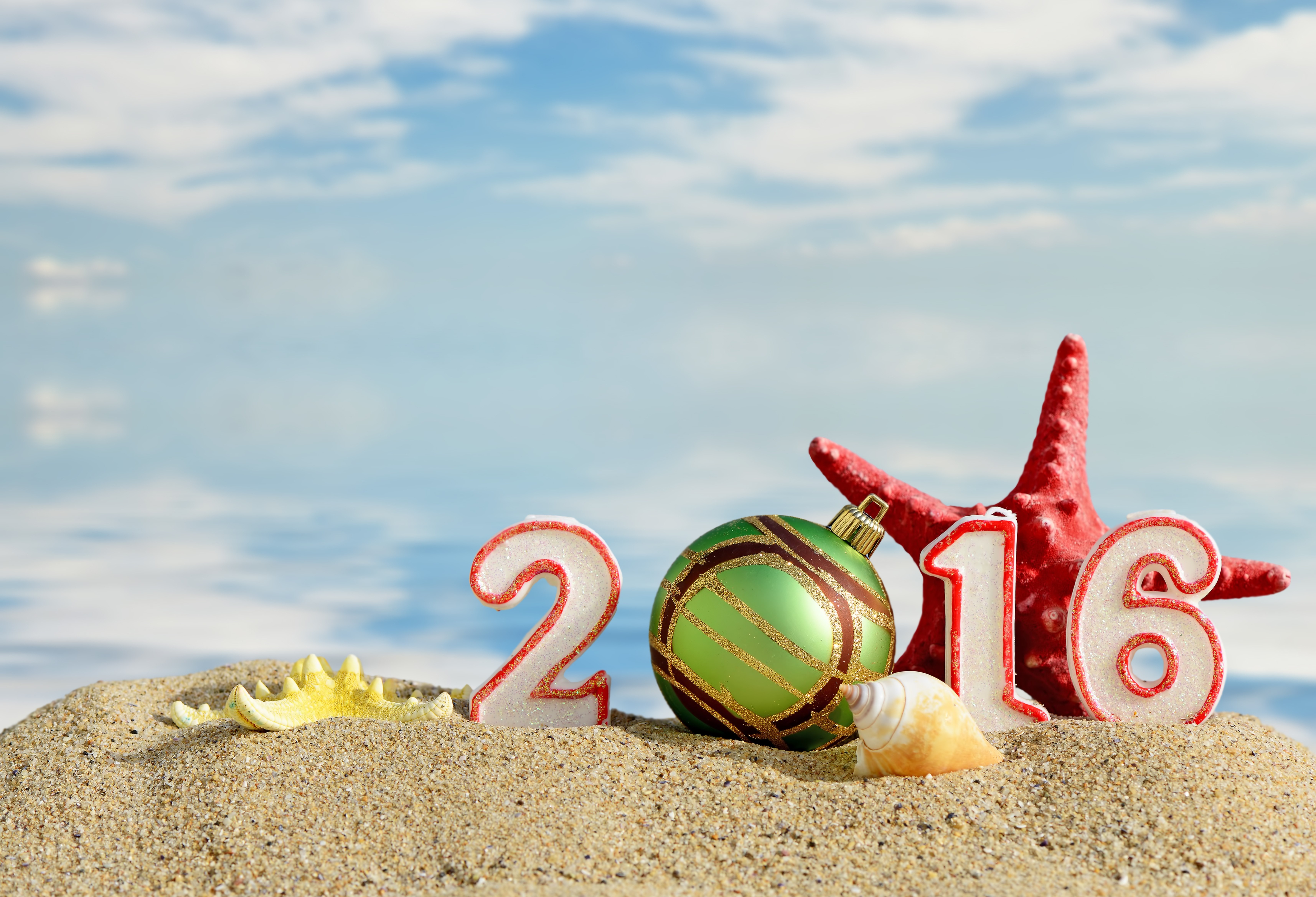 2016 Christmas ornaments and starfish on sand HD Wallpaper