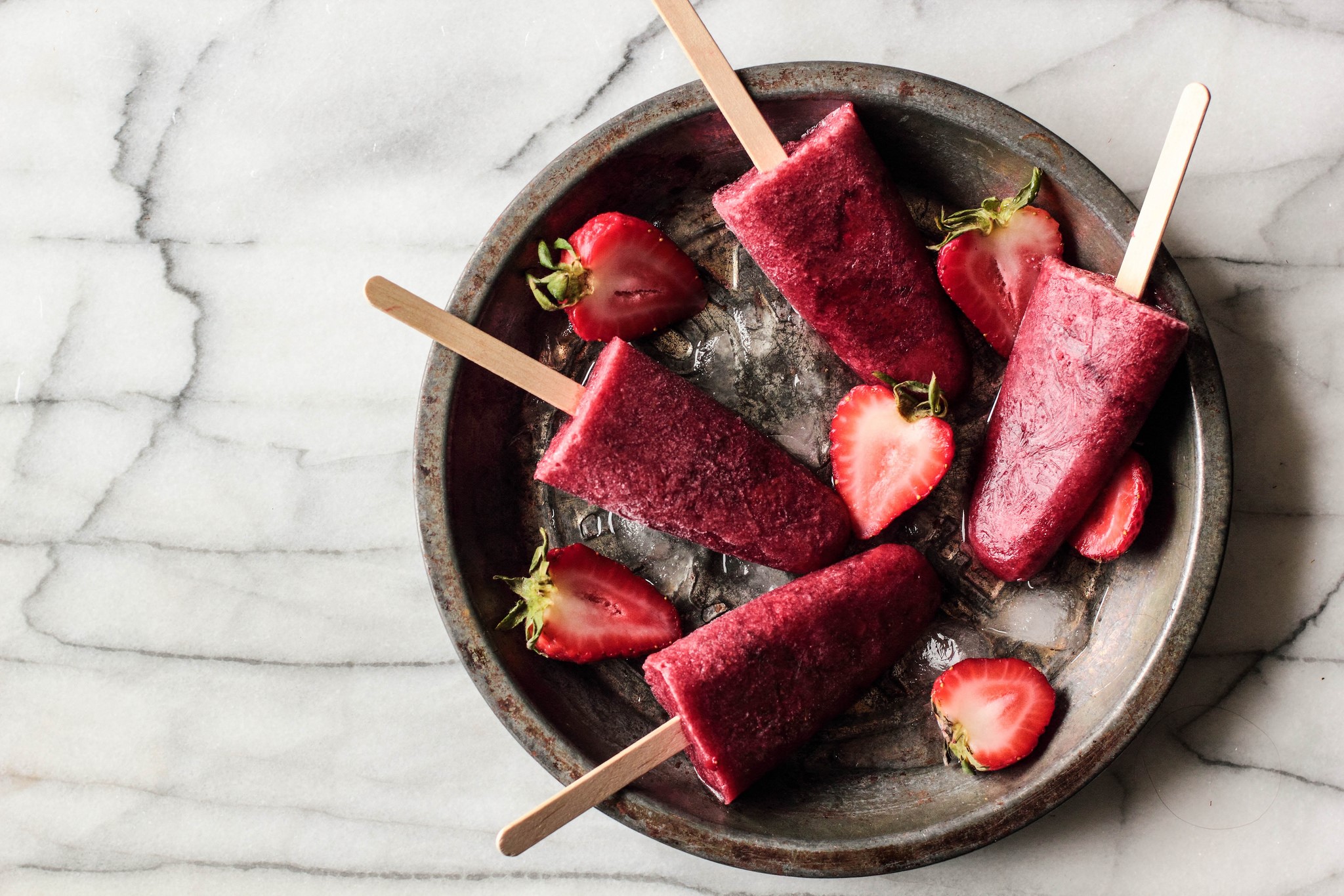 Strawberry popsicles on a metal tray with strawberries HD Wallpaper