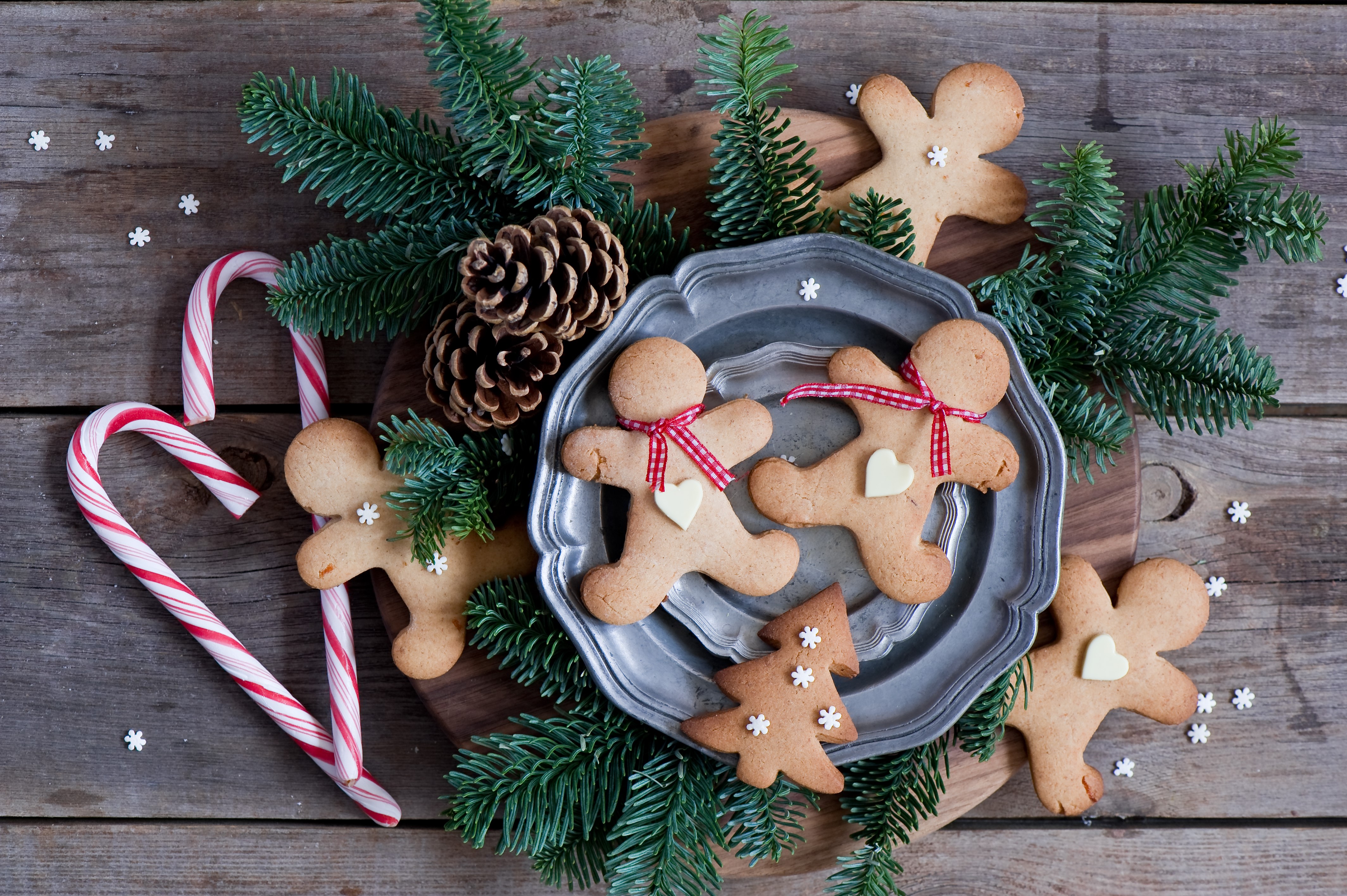 Christmas gingerbread cookies with candy canes and pine cones HD Wallpaper