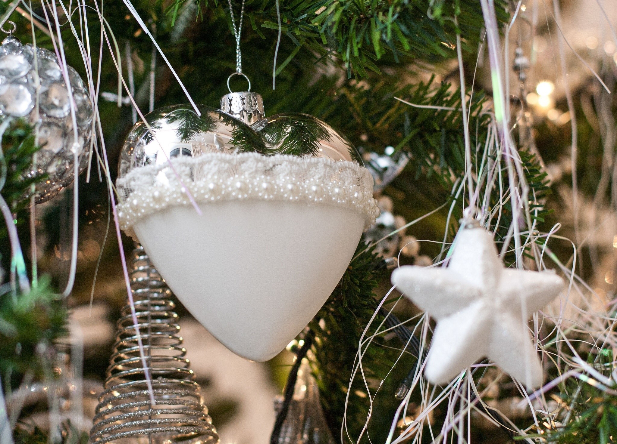 Christmas tree ornaments: heart and star HD Wallpaper