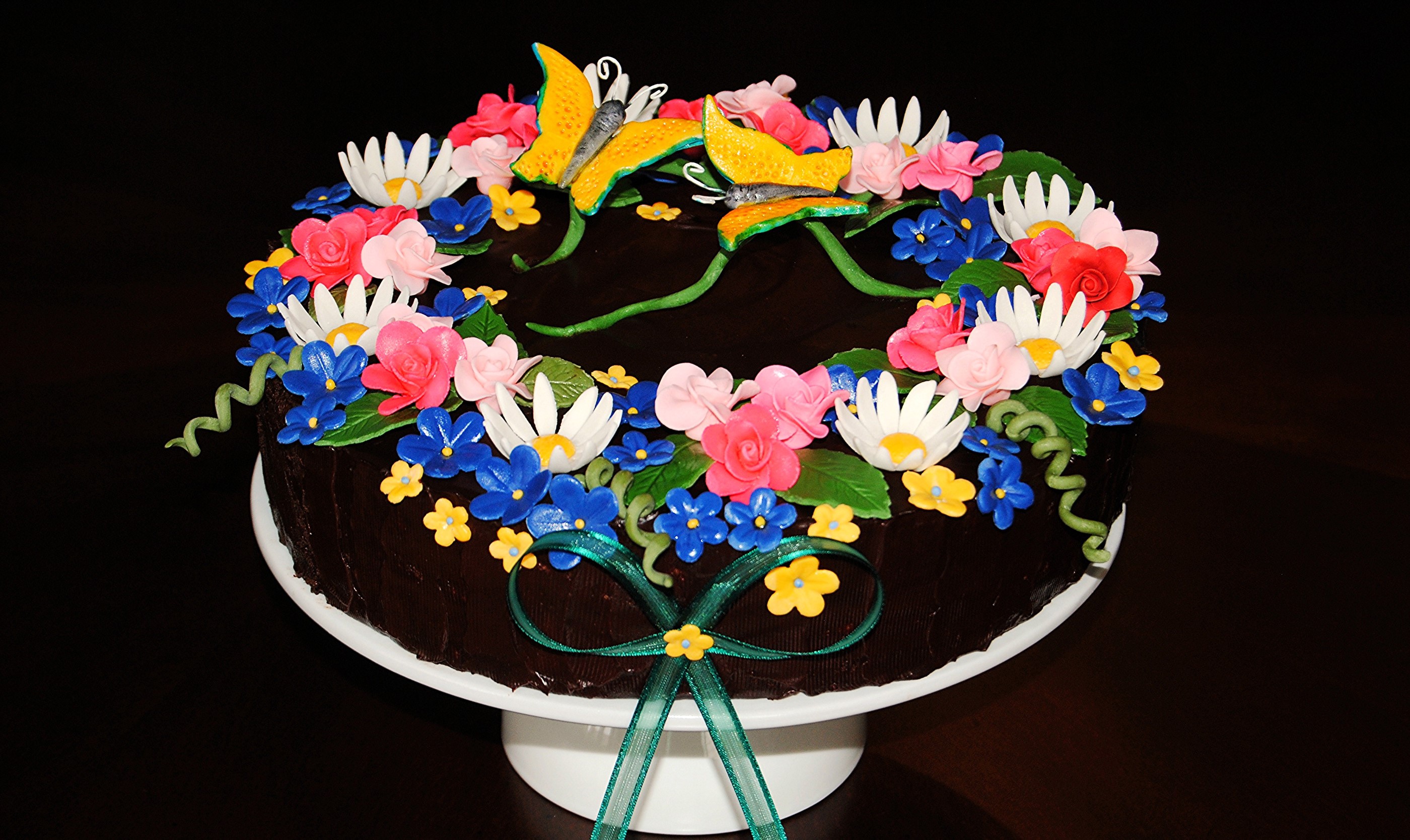 Chocolate cake with floral decorations and butterflies HD Wallpaper