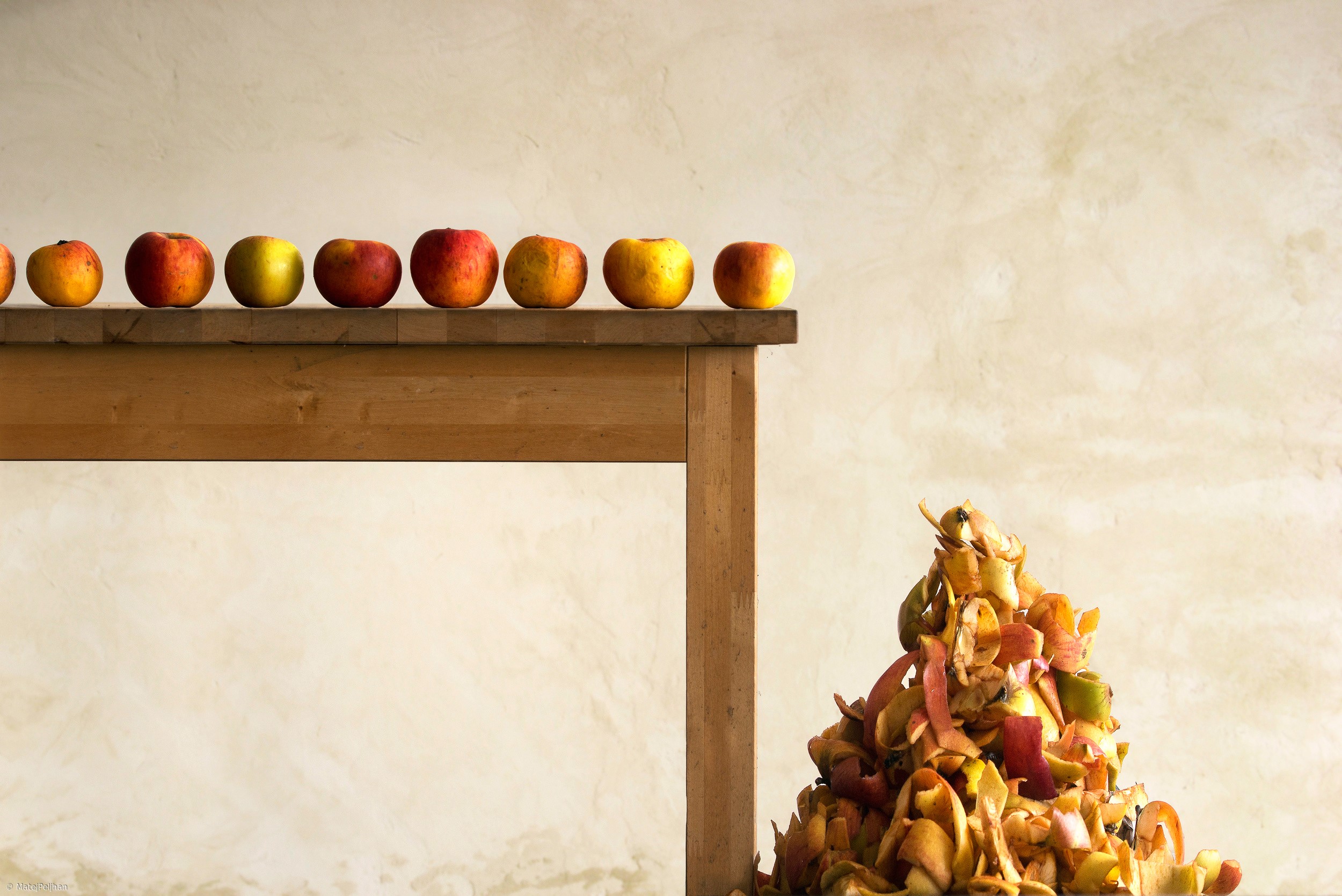 Apples on a table and apple peels HD Wallpaper