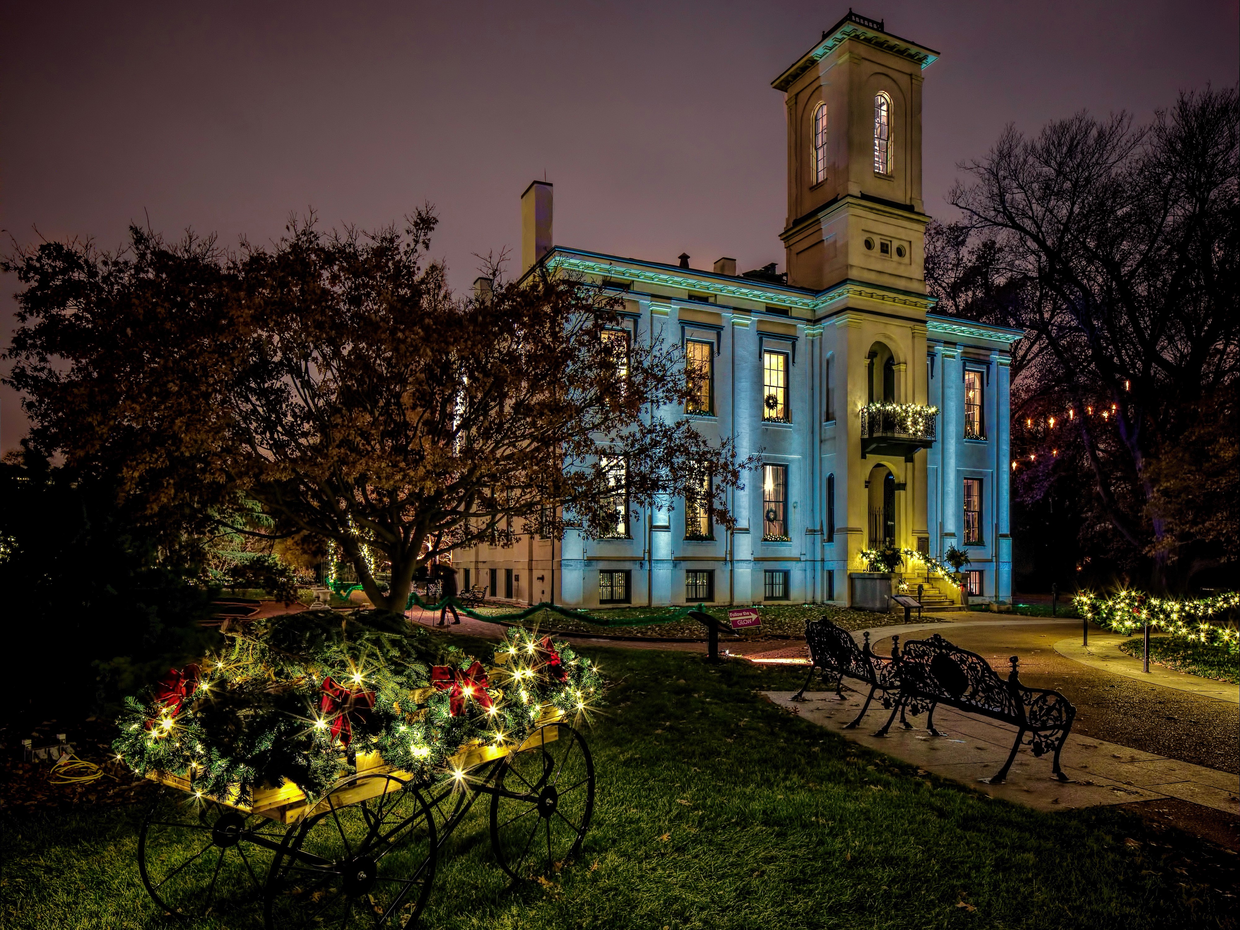 Historic house decorated with Christmas lights and garlands HD Wallpaper