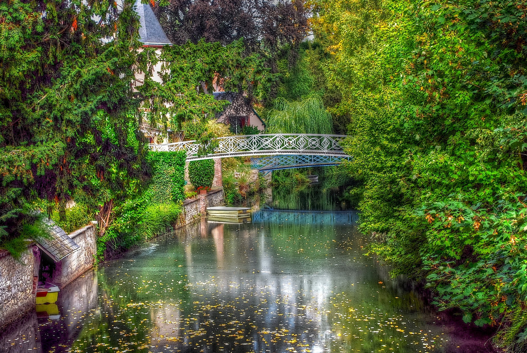 Bridge over a canal in Chartres, France HD Wallpaper