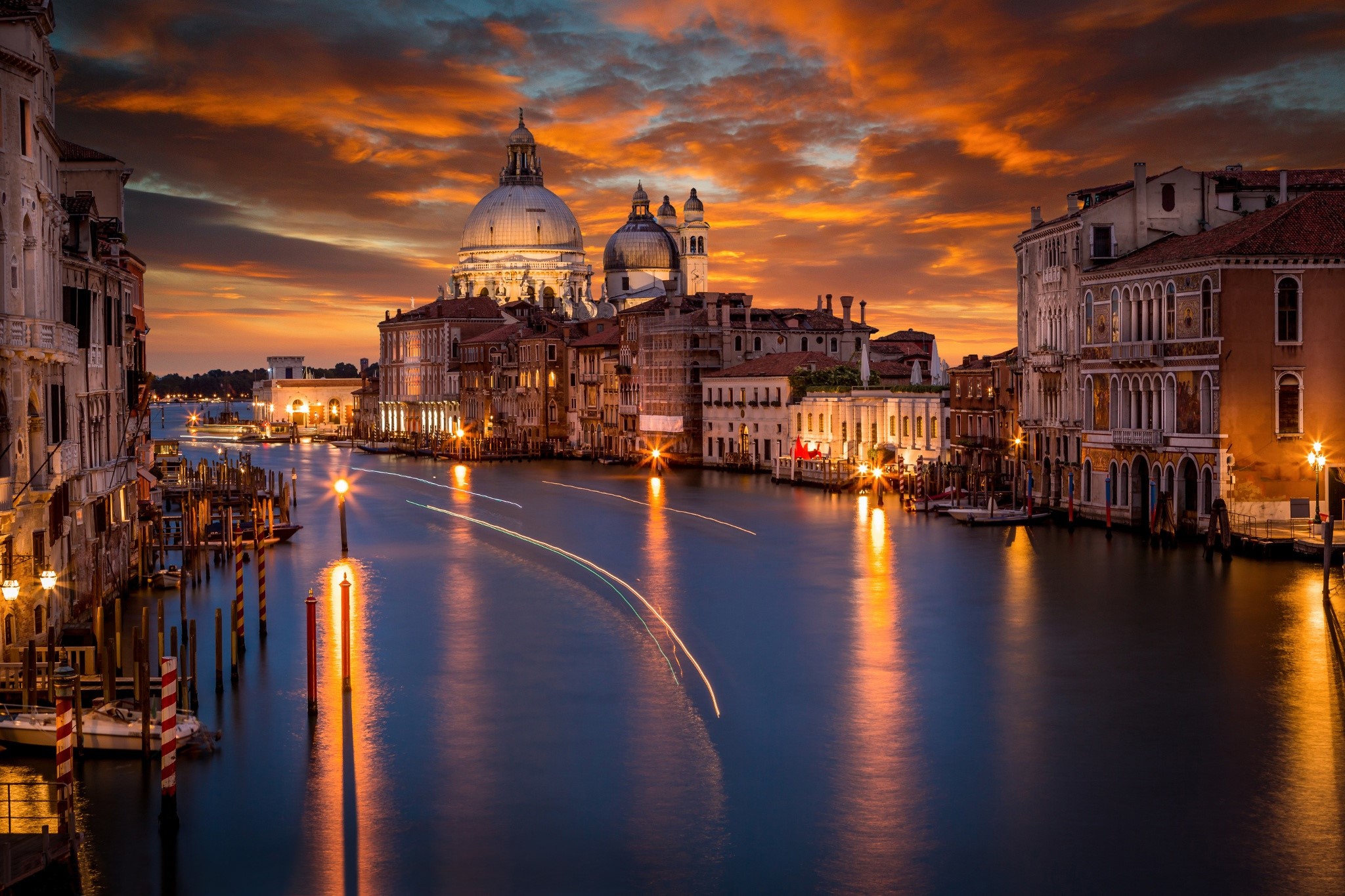Venice Canal at Sunset with Santa Maria della Salute HD Wallpaper