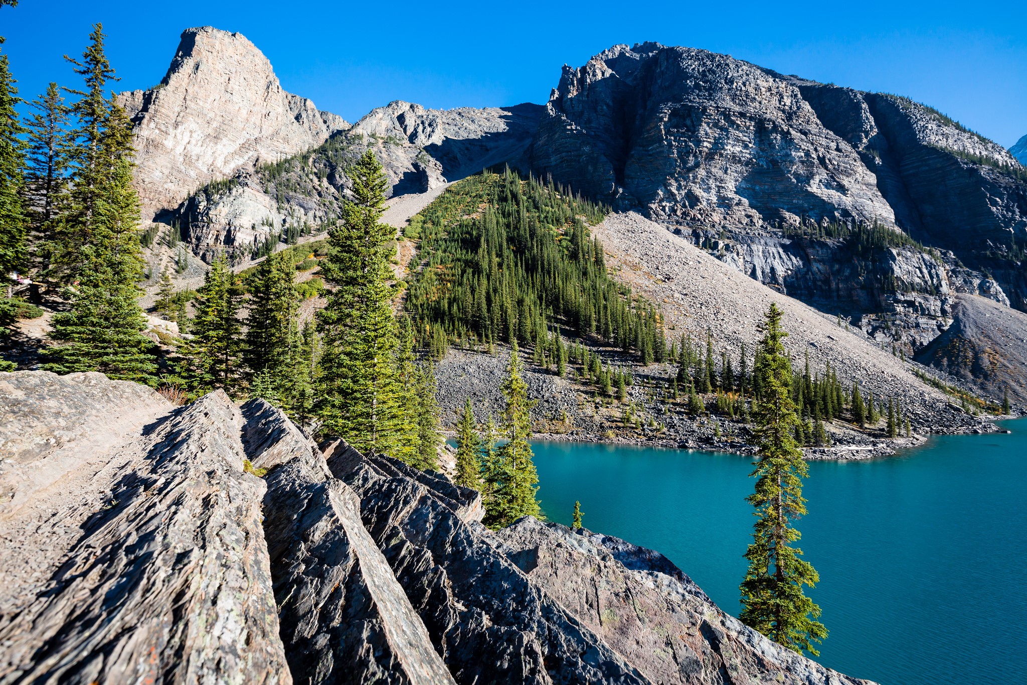Moraine Lake in Canadian Rocky Mountains HD Wallpaper