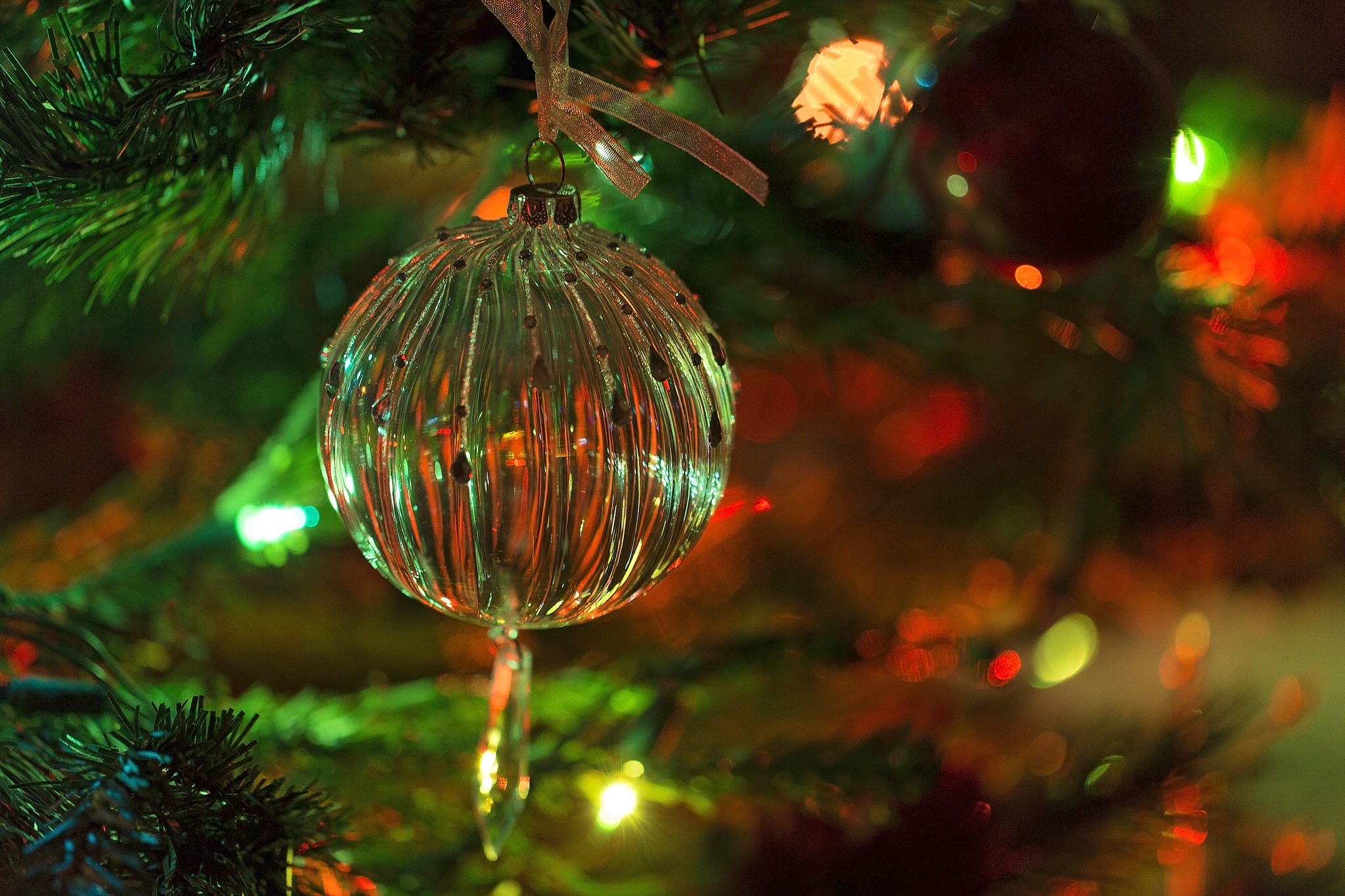 Christmas ornament on a decorated tree HD Wallpaper