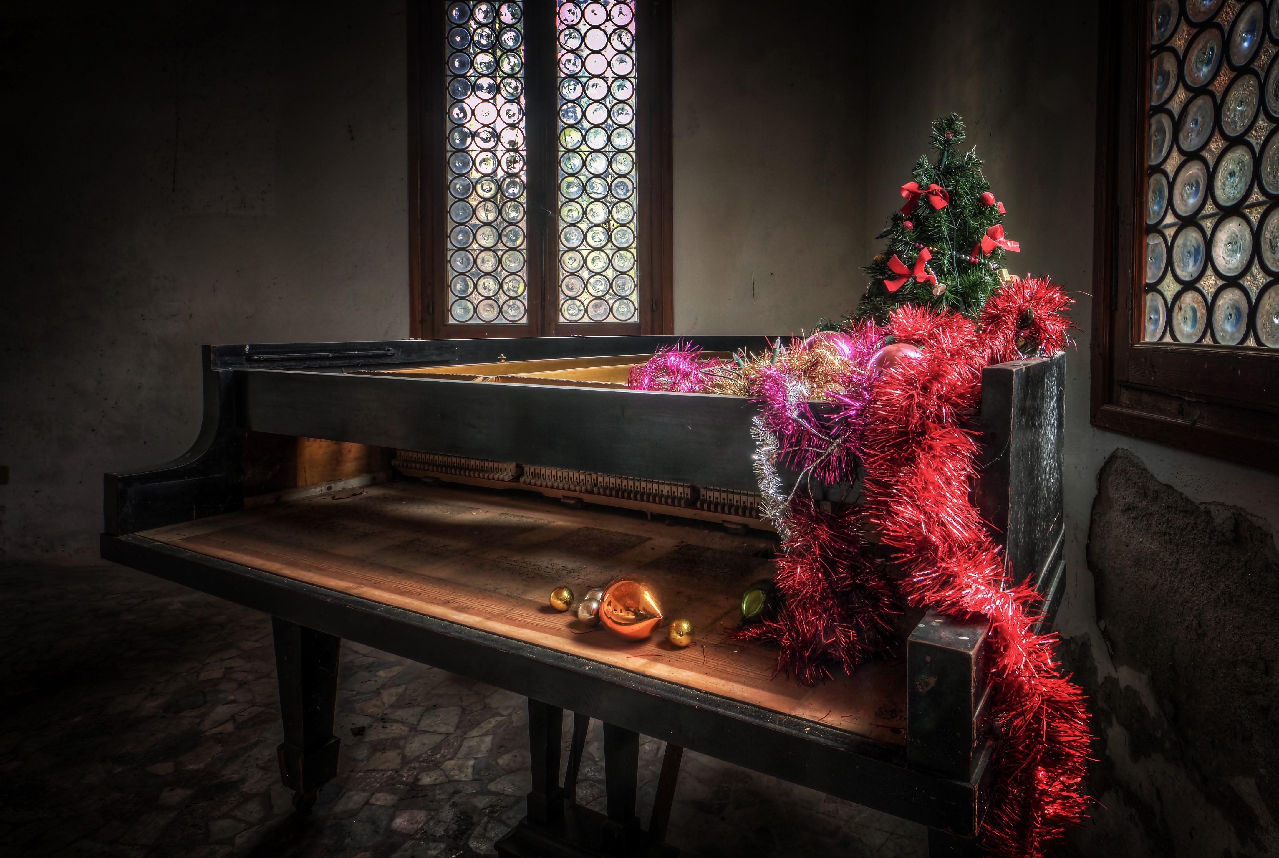 Christmas decorated grand piano HD Wallpaper