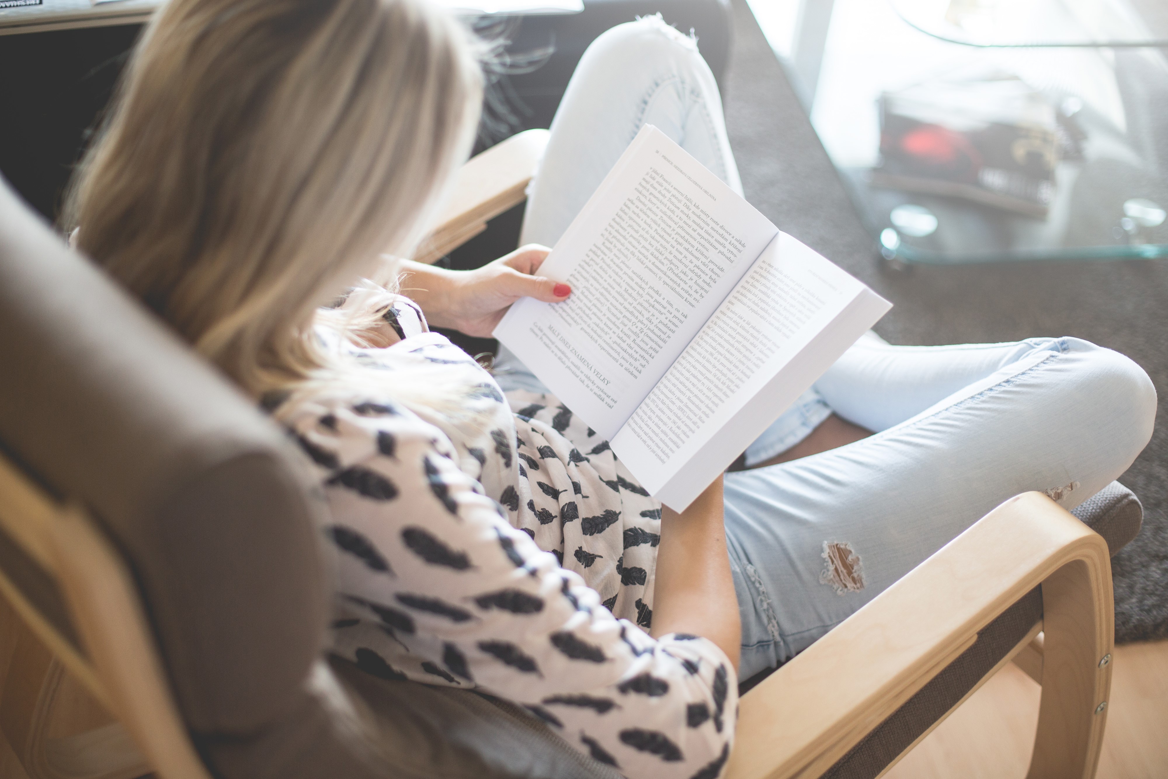 Woman reading a book HD Wallpaper