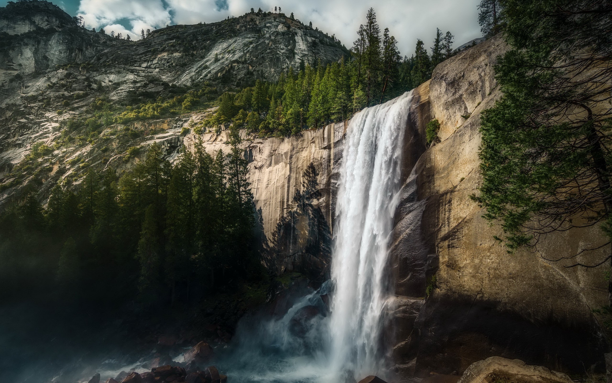 Vernal Falls waterfall in Yosemite National Park, USA HD Wallpaper