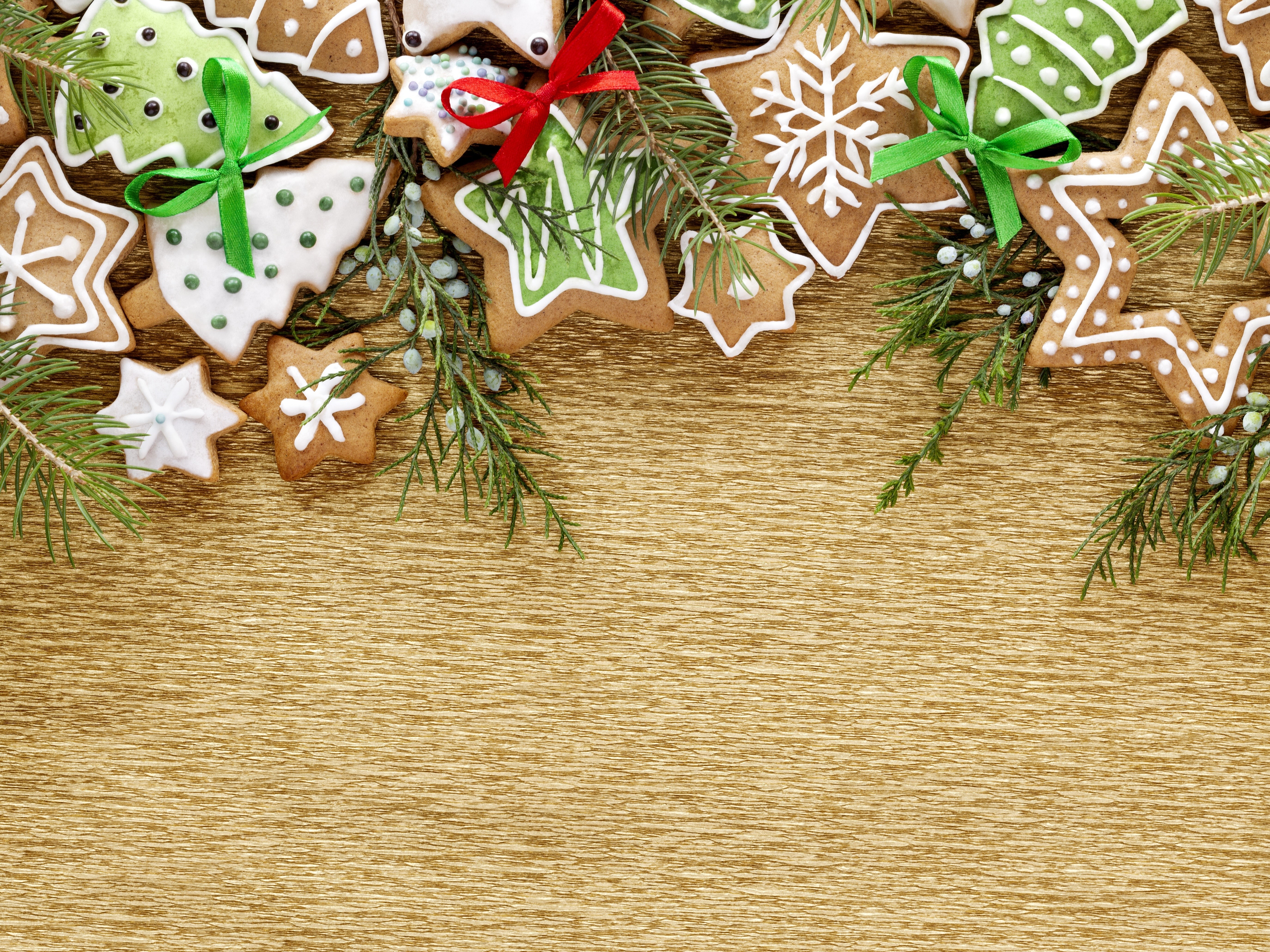 Christmas gingerbread cookies with pine branches HD Wallpaper