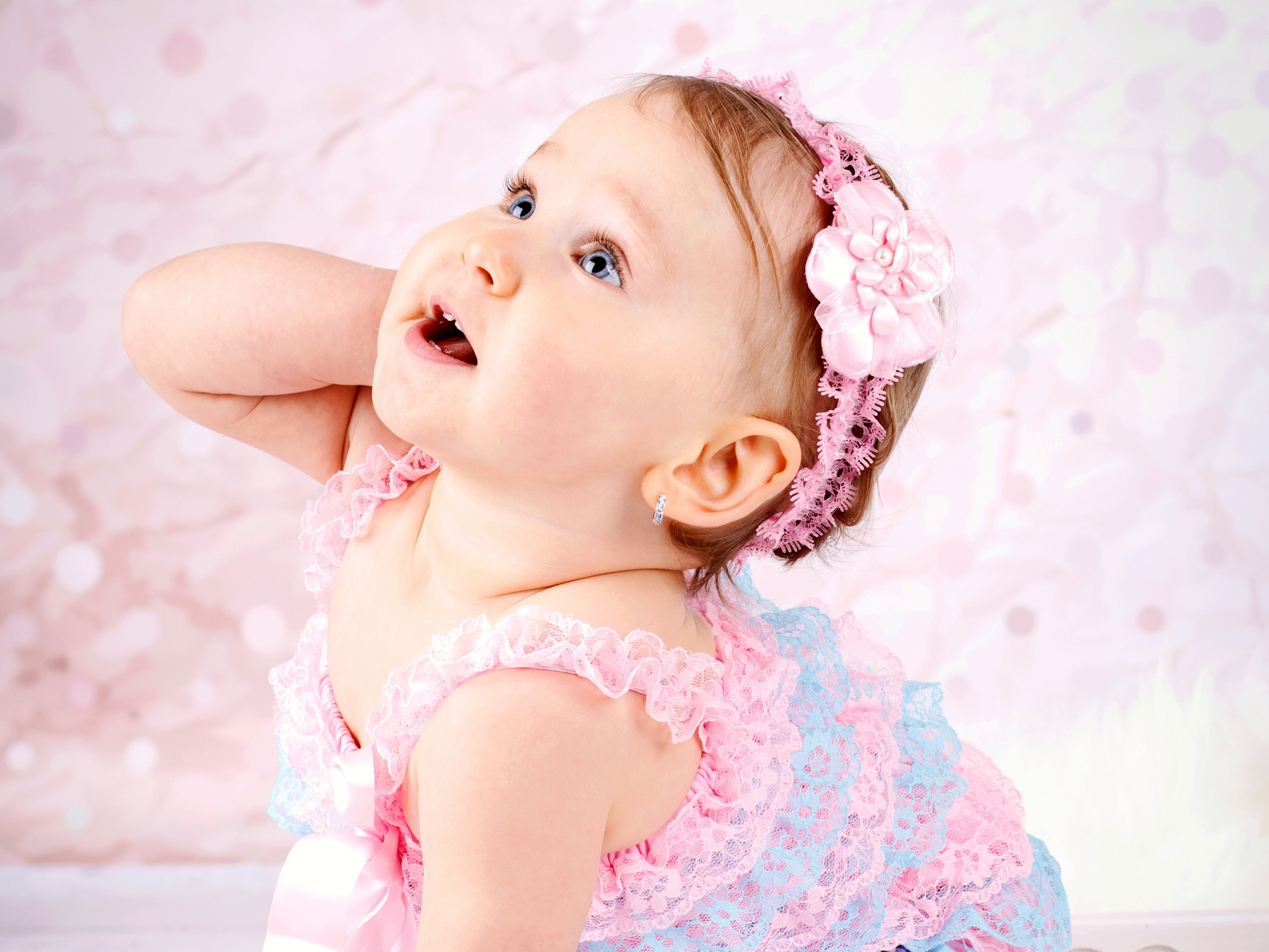 Little girl looking up HD Wallpaper