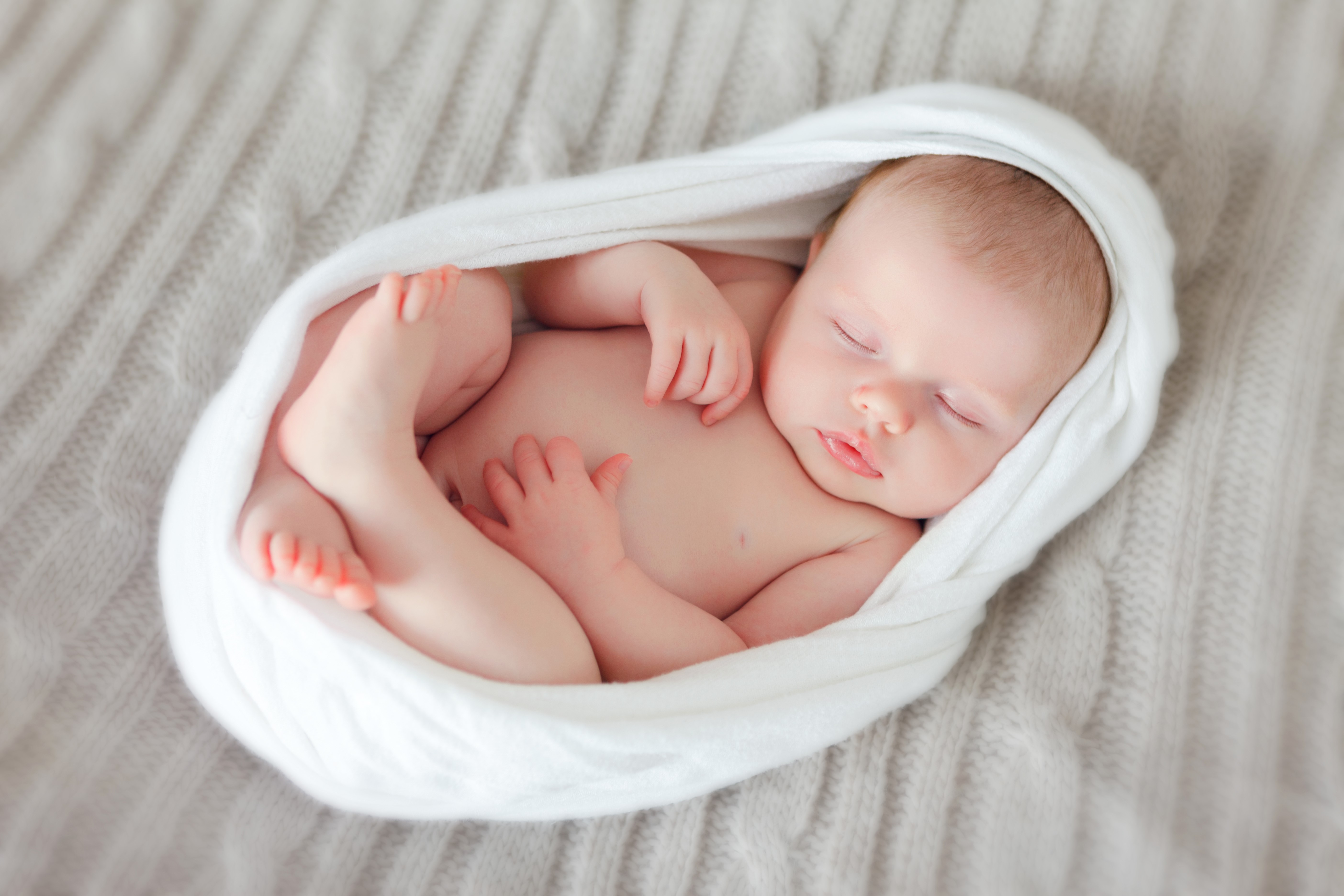 Infant sleeping wrapped in a blanket HD Wallpaper
