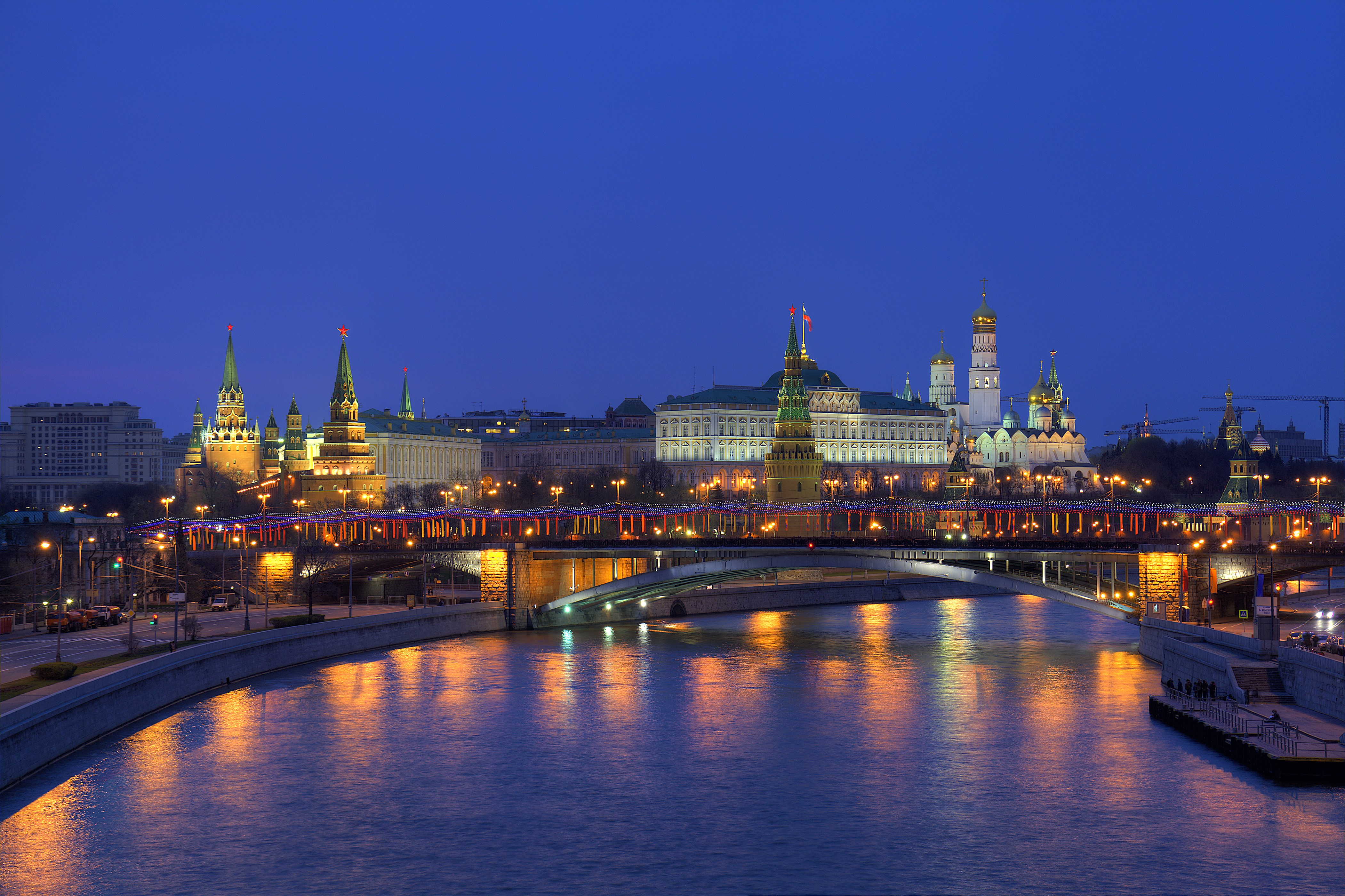 Moscow Kremlin and Moskva River at Night HD Wallpaper