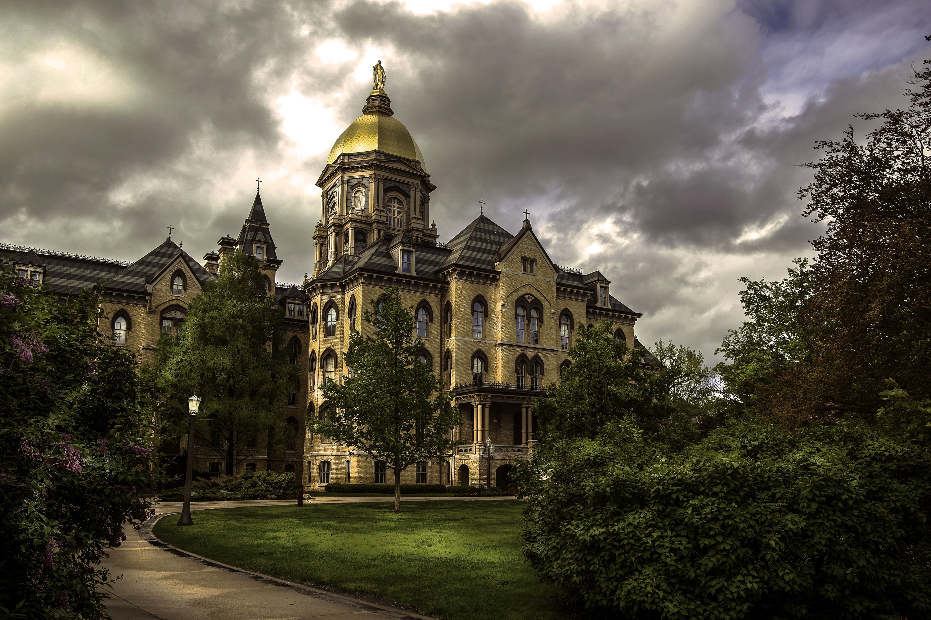 University of Notre Dame Main Building with Golden Dome HD Wallpaper