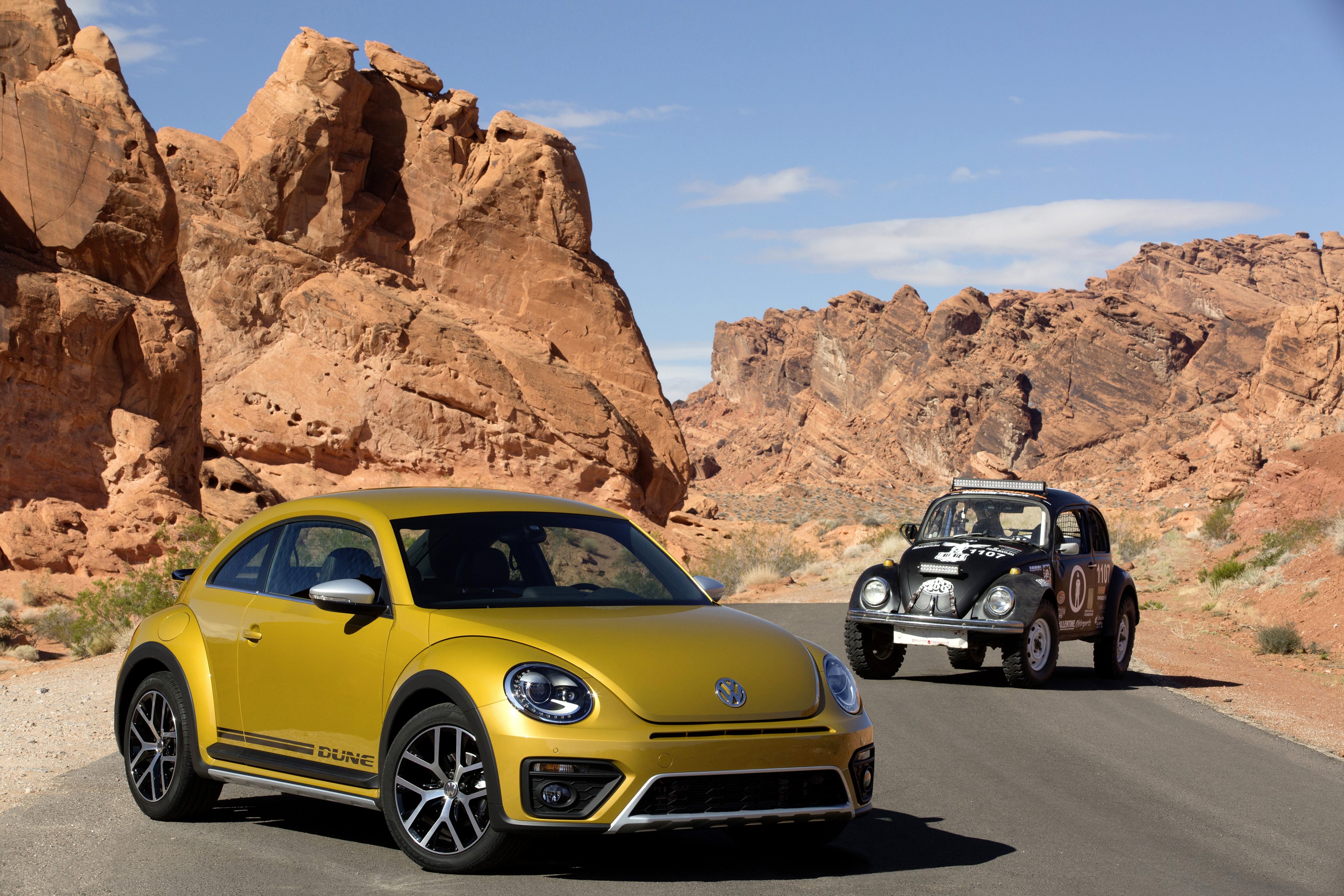 2016 Volkswagen Beetle Dune and Baja Bug in desert HD Wallpaper