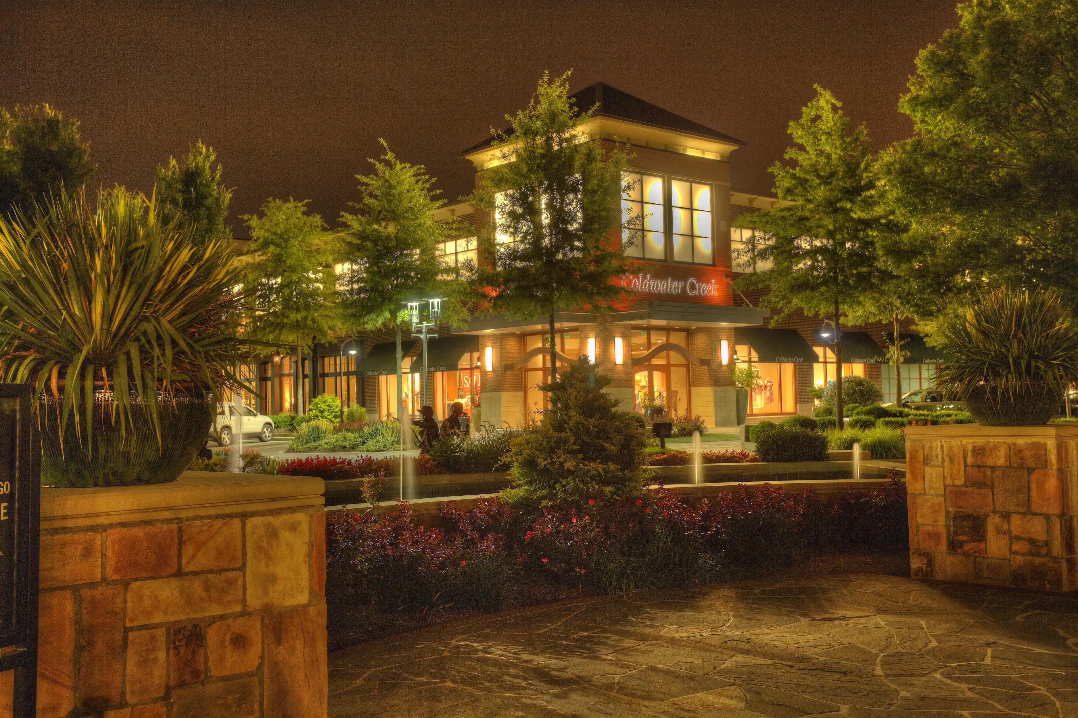 Coldwater Creek building at night HD Wallpaper