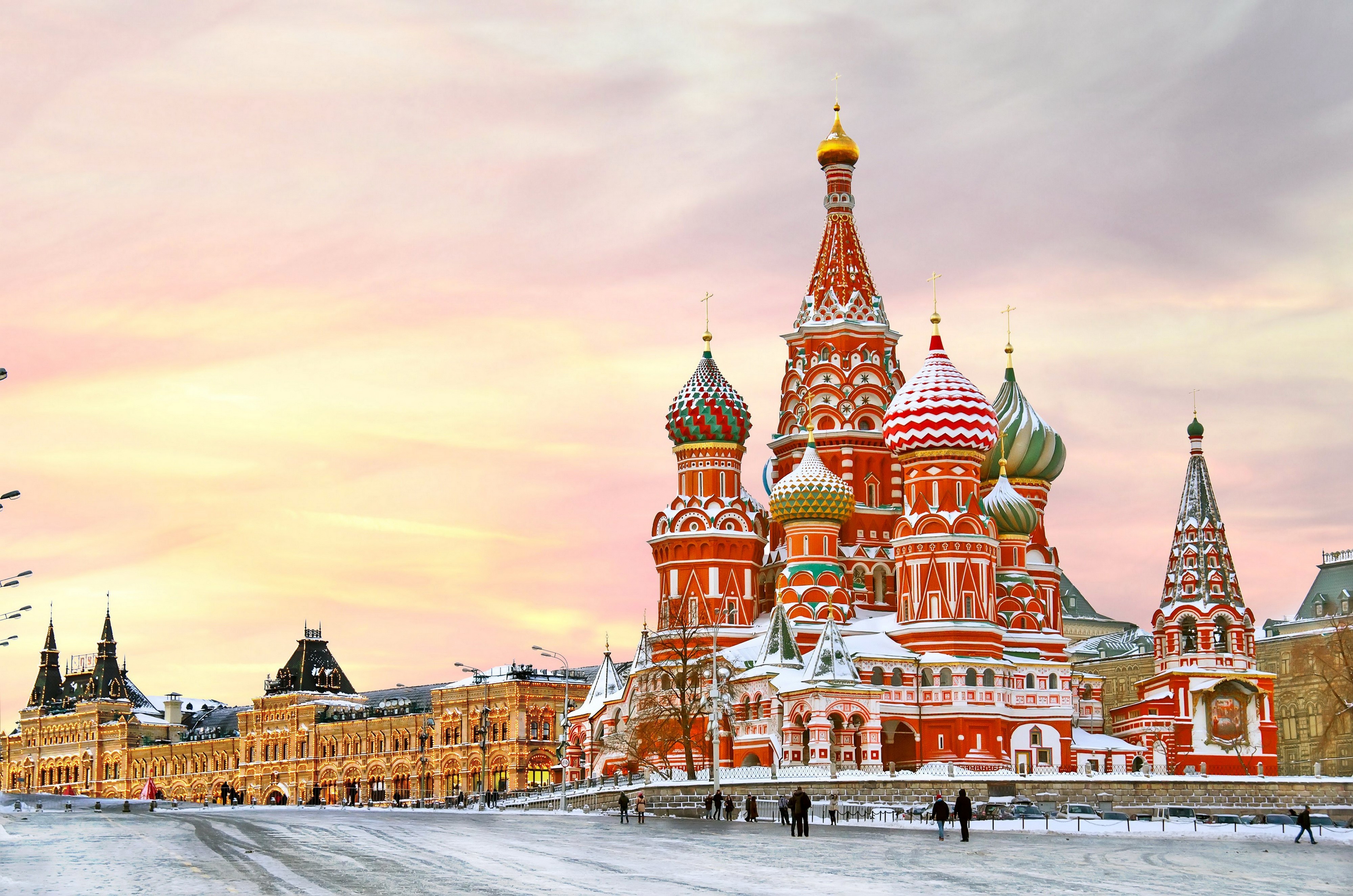 Saint Basil's Cathedral and GUM Department Store in Moscow, Russia in Winter HD Wallpaper