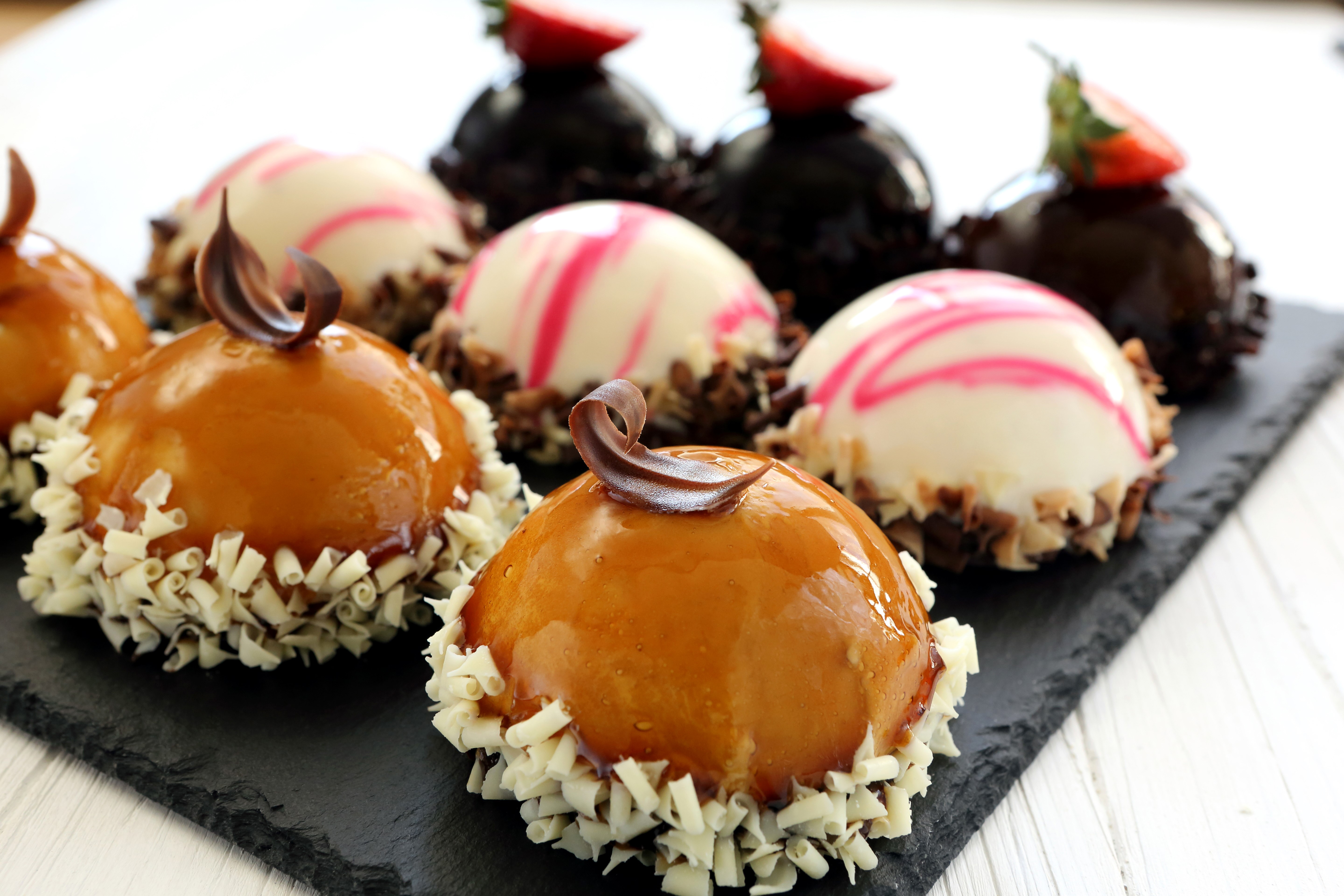 Little cakes with caramel and chocolate decorations HD Wallpaper