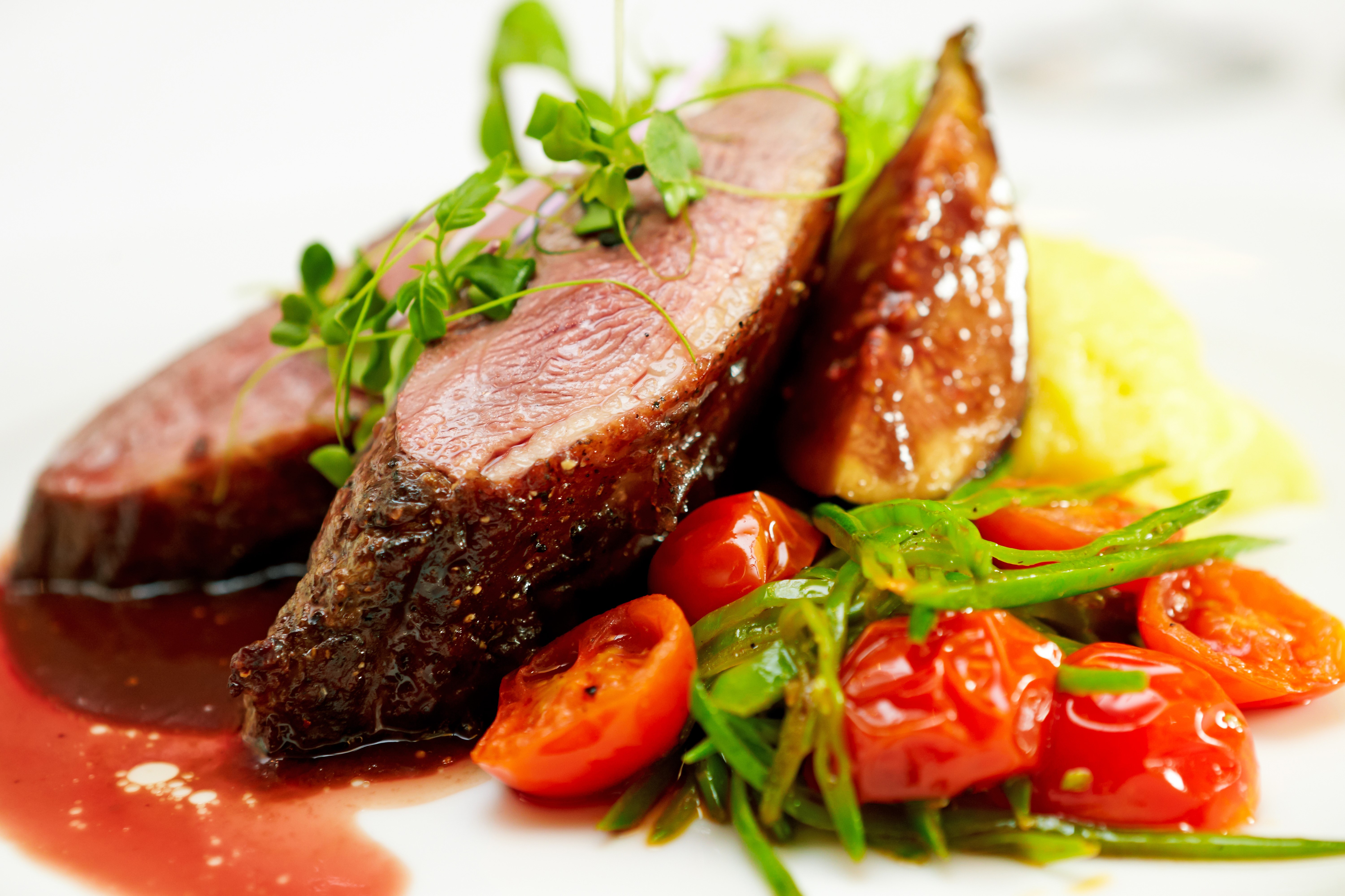 Sliced meat with tomatoes and green beans HD Wallpaper