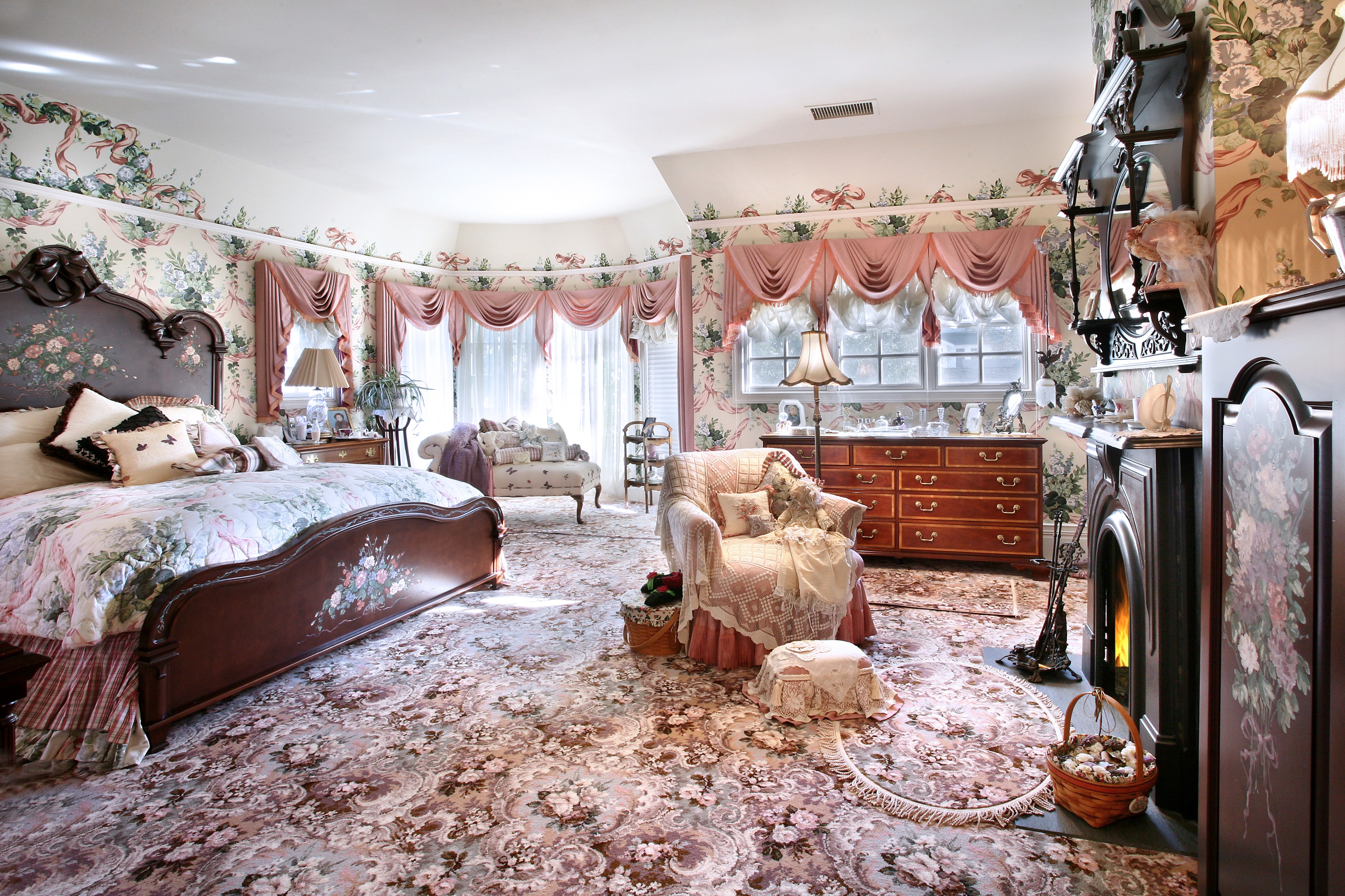 Victorian Bedroom with Floral Wallpaper and Carpet HD Wallpaper