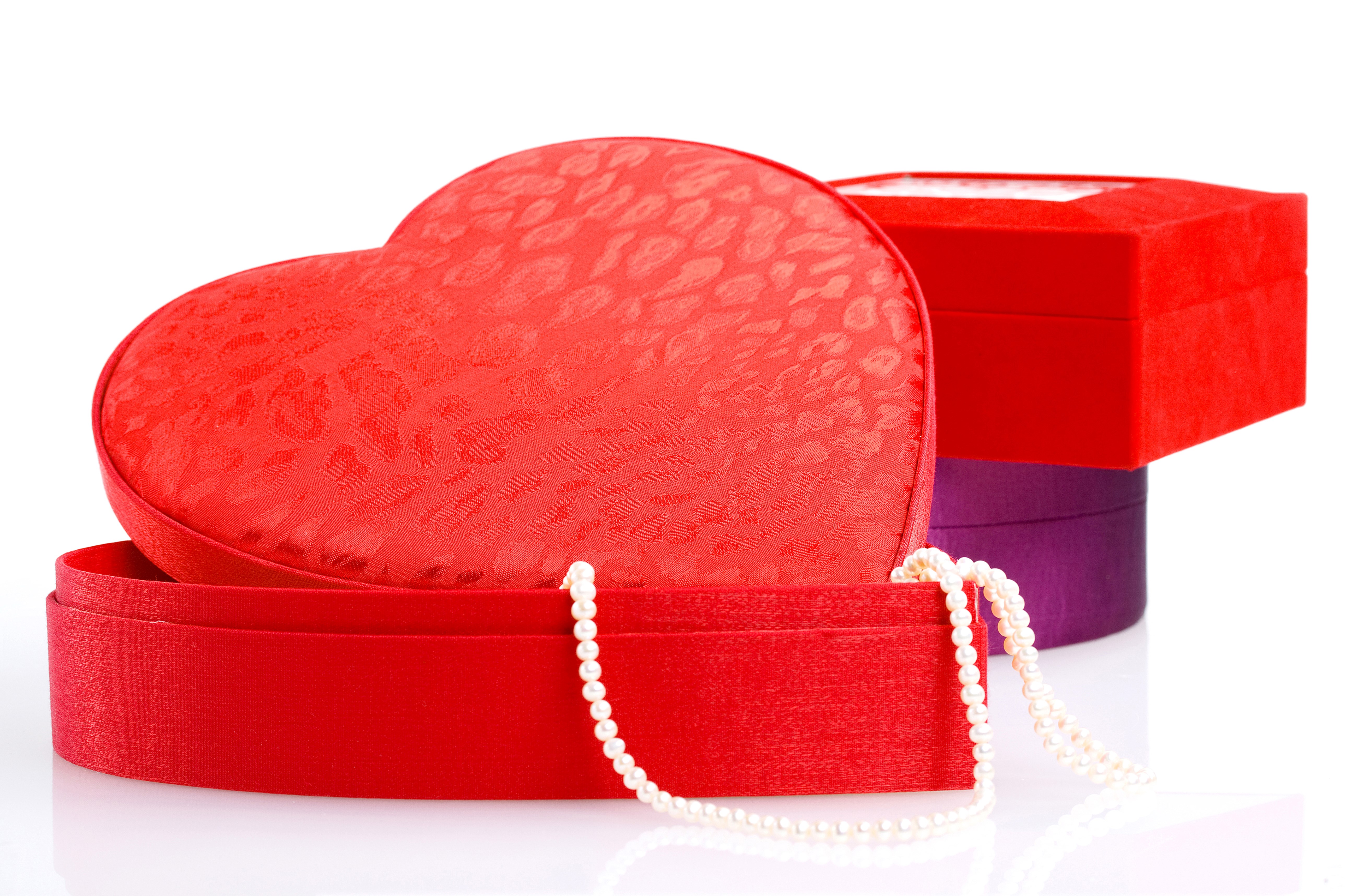 Valentine's Day Heart Gift Box with Pearls HD Wallpaper