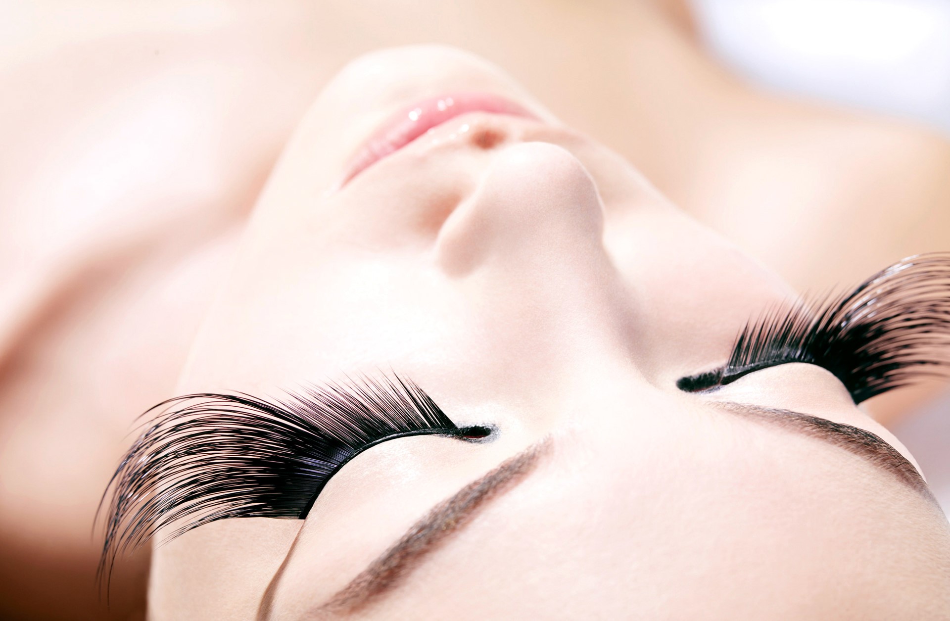 Woman with dramatic false eyelashes HD Wallpaper