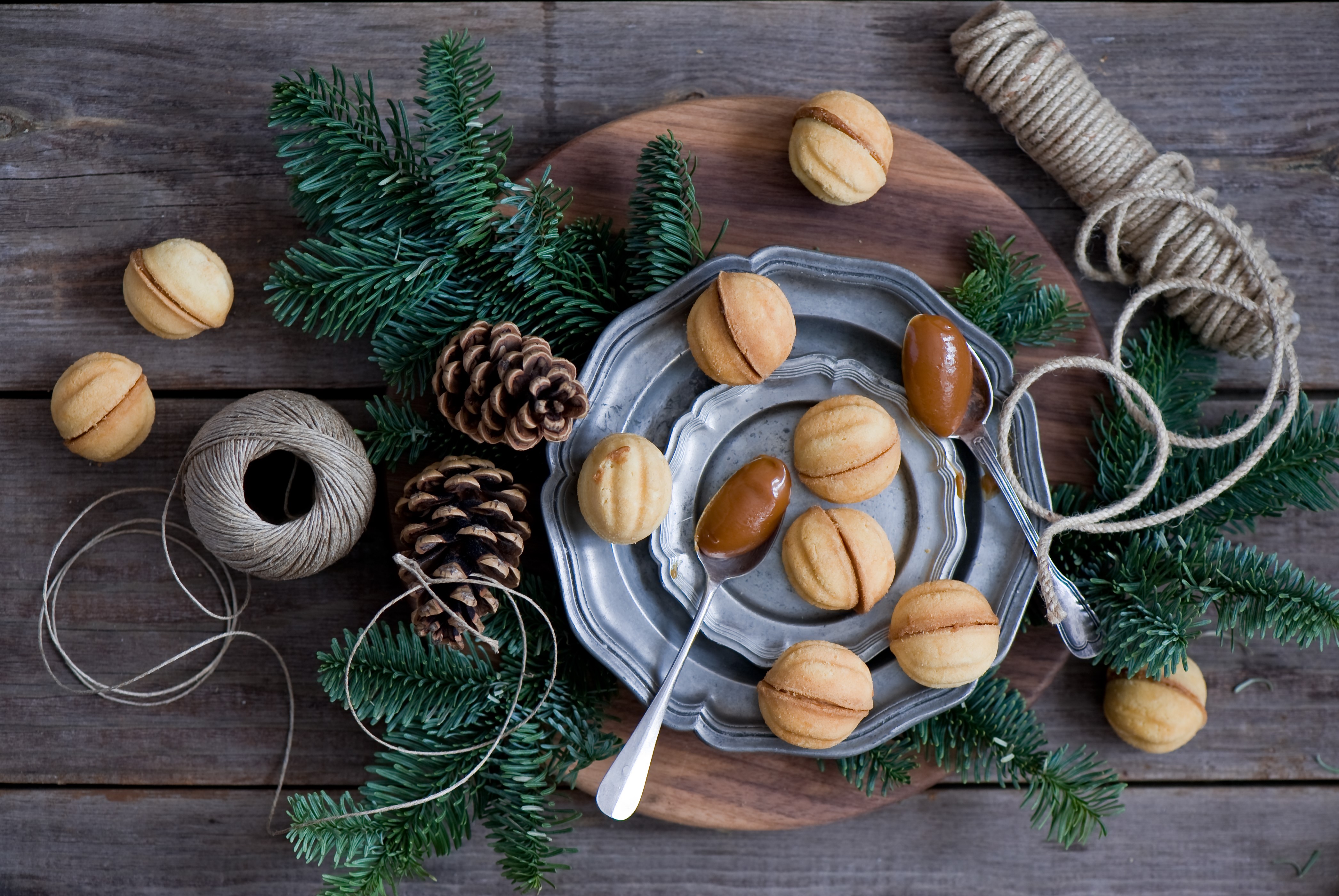 Christmas cookies with pine cones and fir branches HD Wallpaper