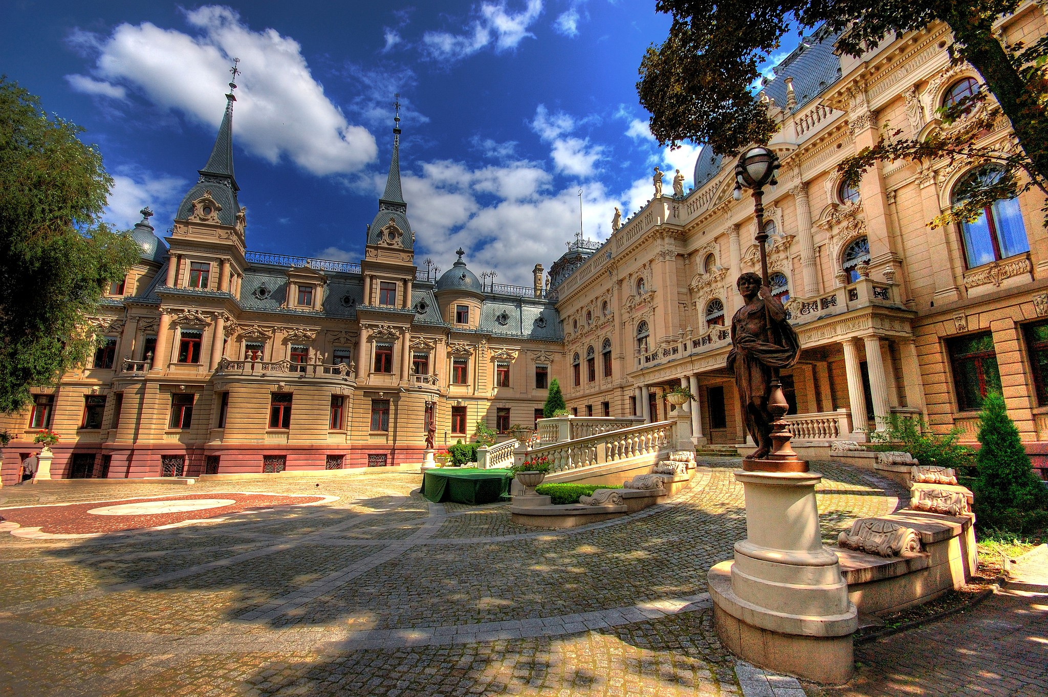 Palace in Lodz, Poland with sculptures HD Wallpaper