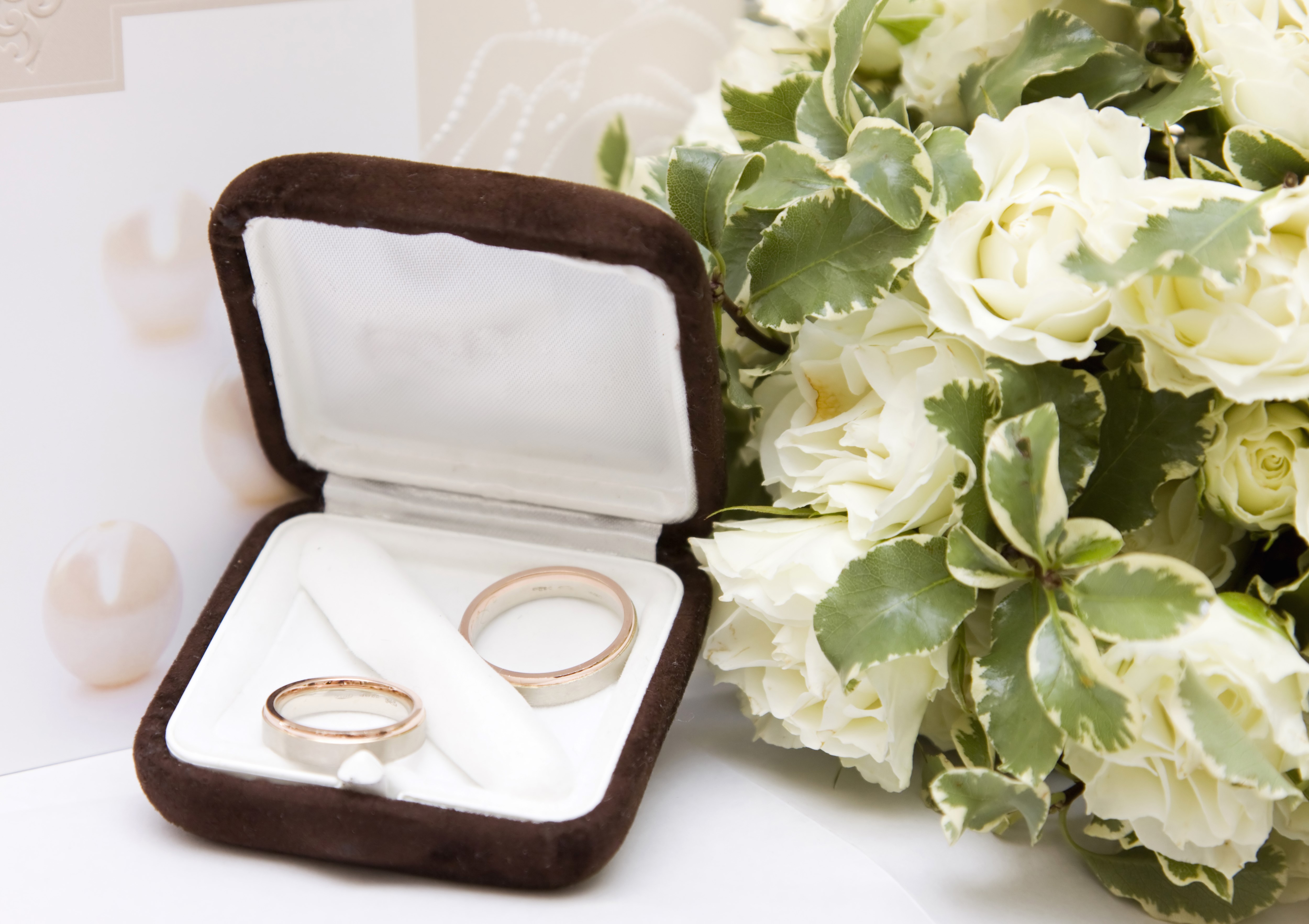 Wedding Rings in a Box with White Roses HD Wallpaper
