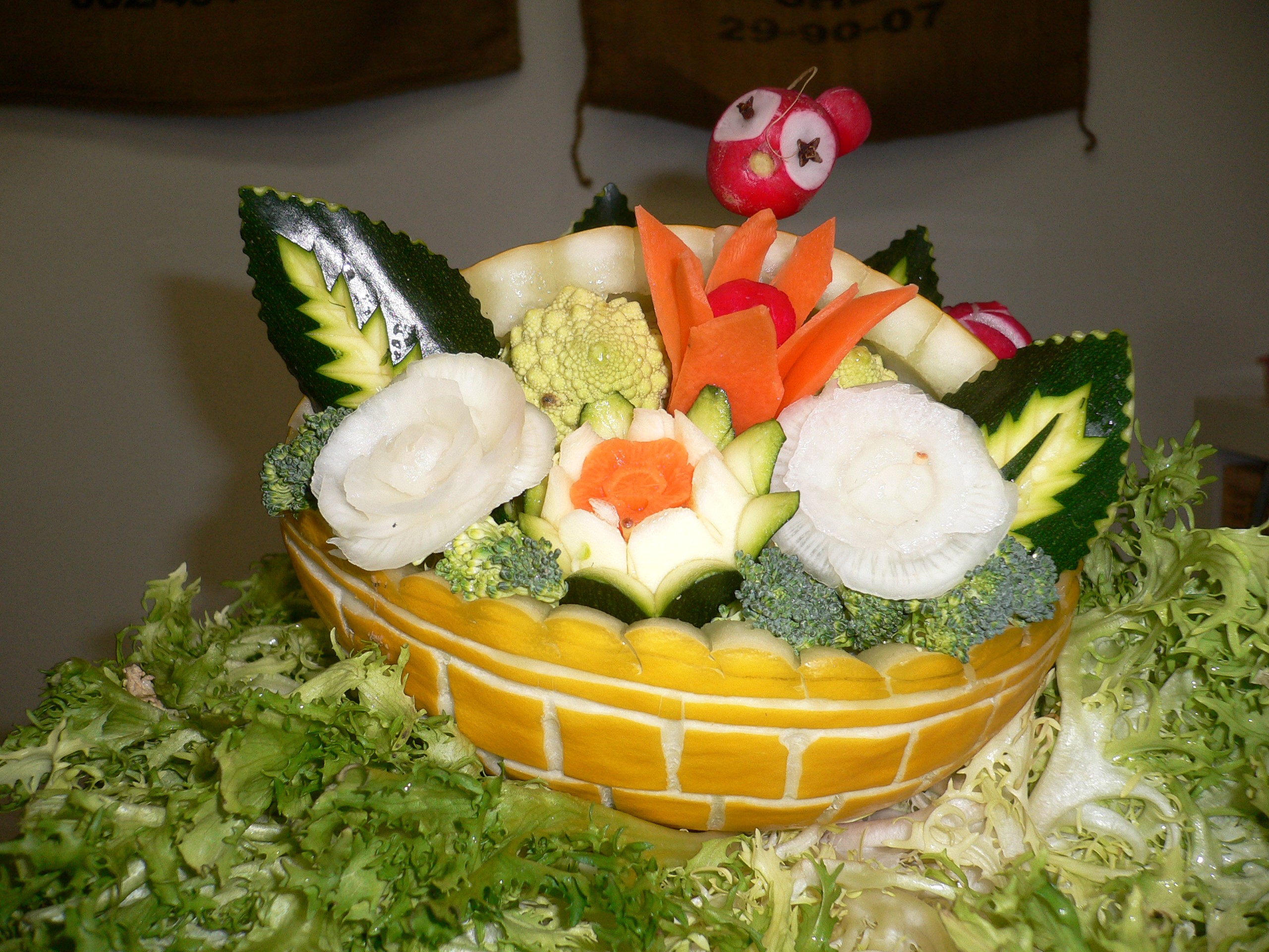 Vegetable carving in a wicker basket design HD Wallpaper