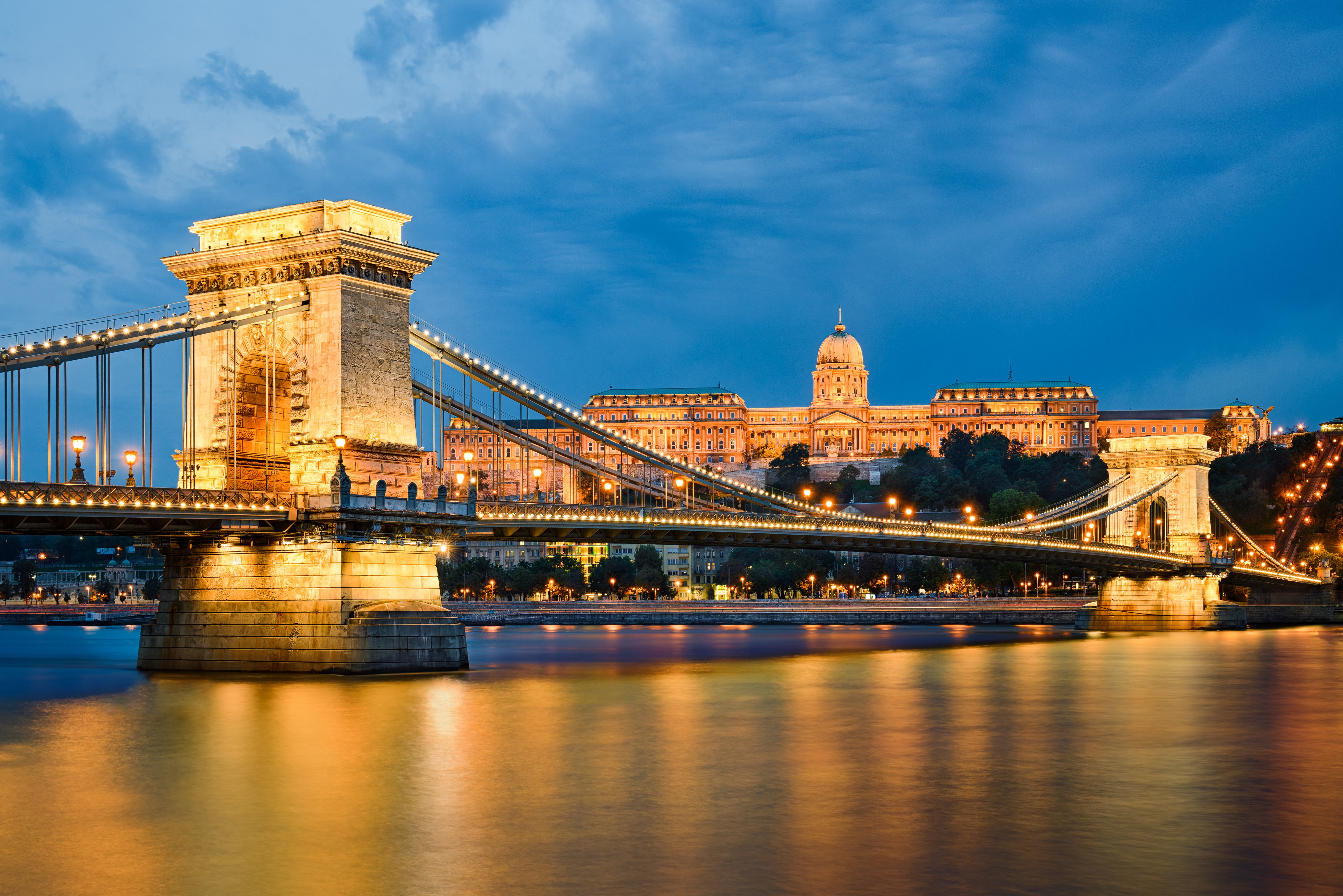 Chain Bridge and Buda Castle at Night, Budapest, Hungary HD Wallpaper