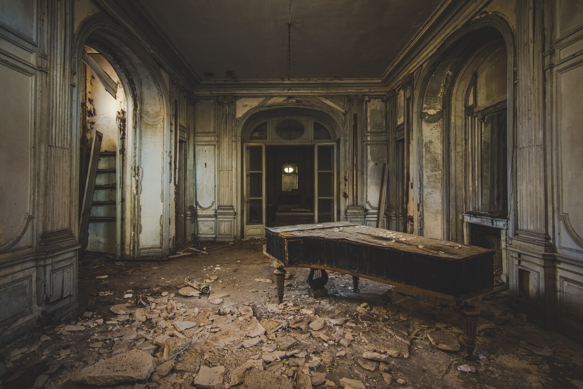 Abandoned room with a grand piano HD Wallpaper