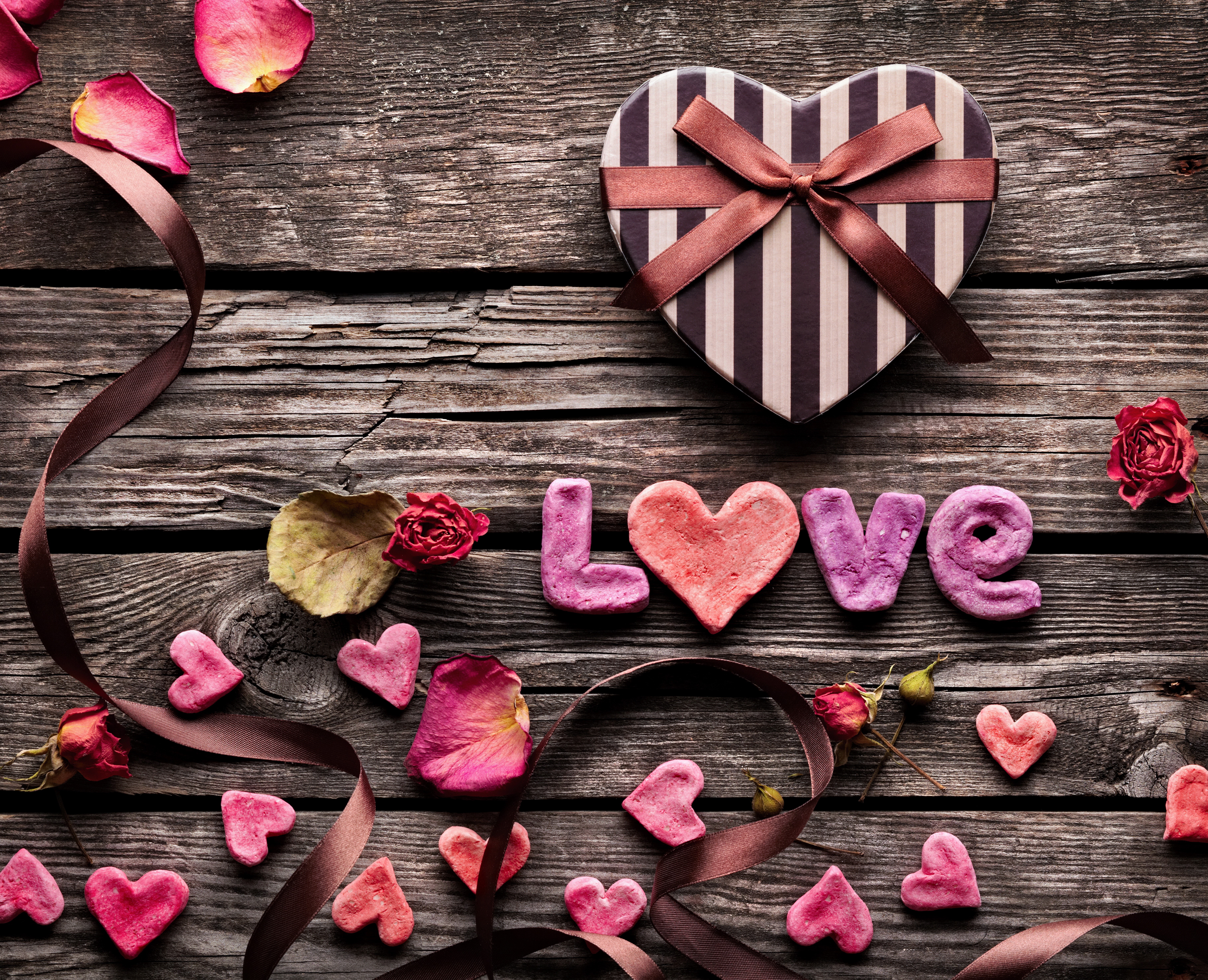 Valentine's Day Love Gift with Rose Petals and Hearts HD Wallpaper