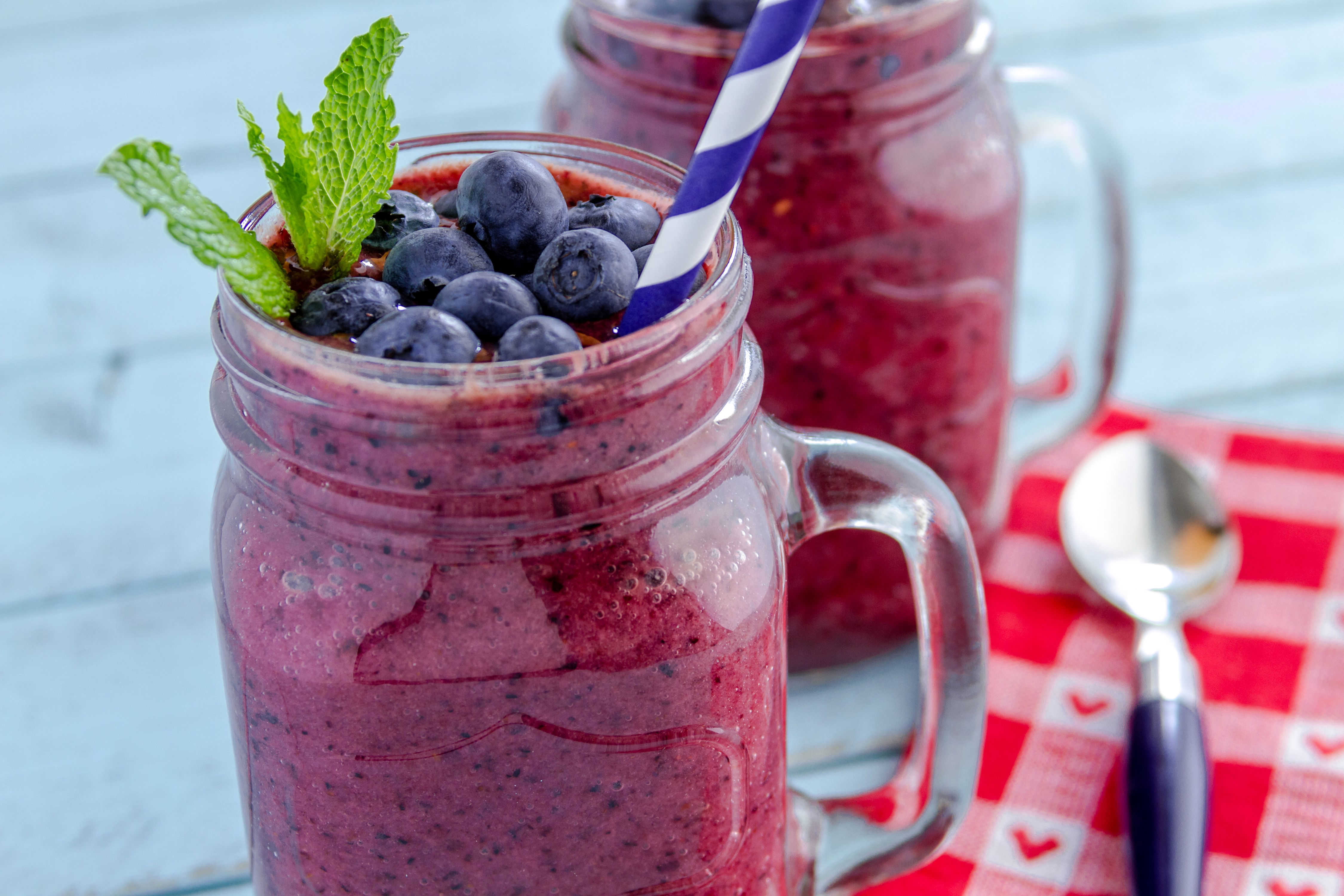Blueberry smoothie in mason jars with mint HD Wallpaper