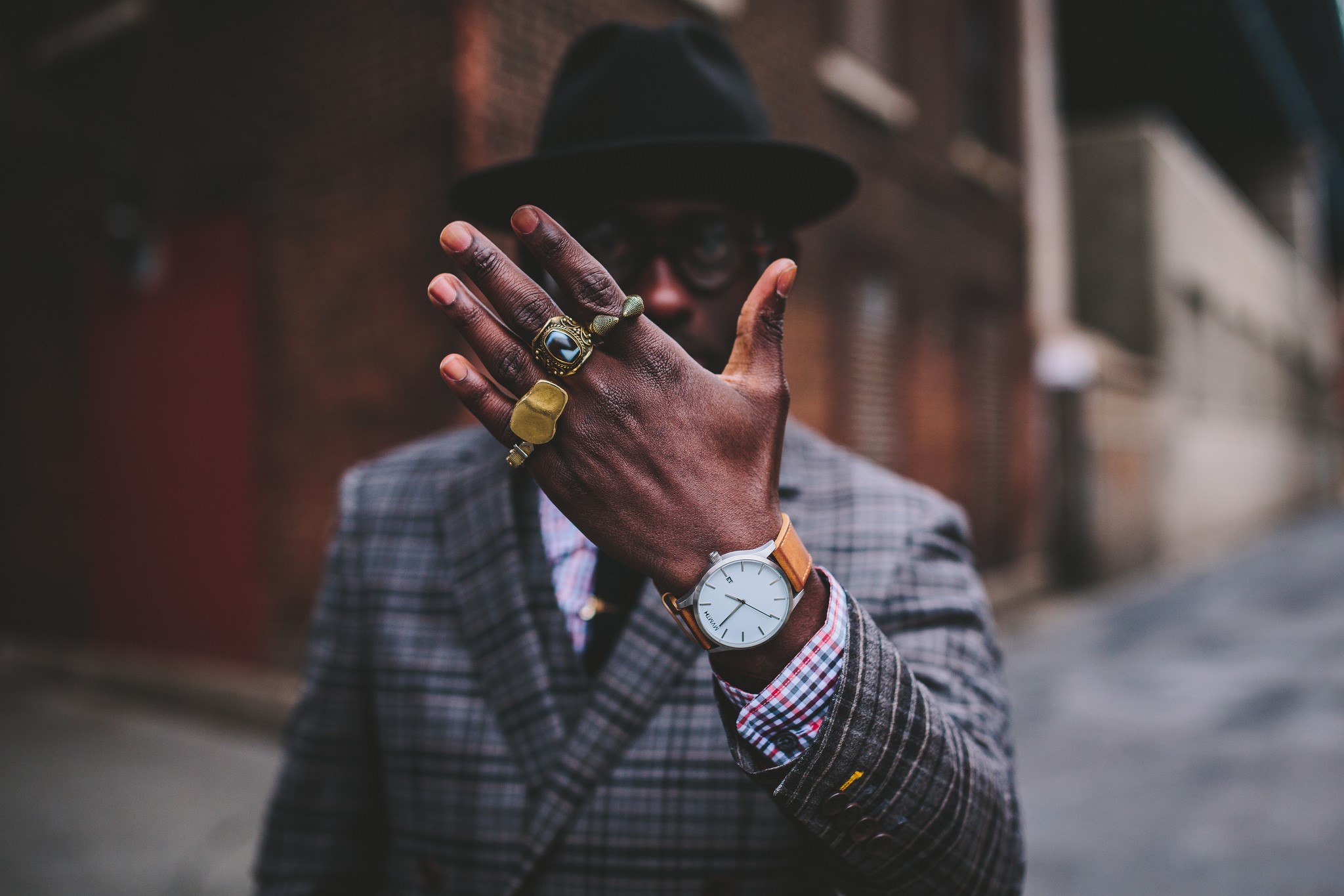 Man wearing a hat, suit, and rings HD Wallpaper