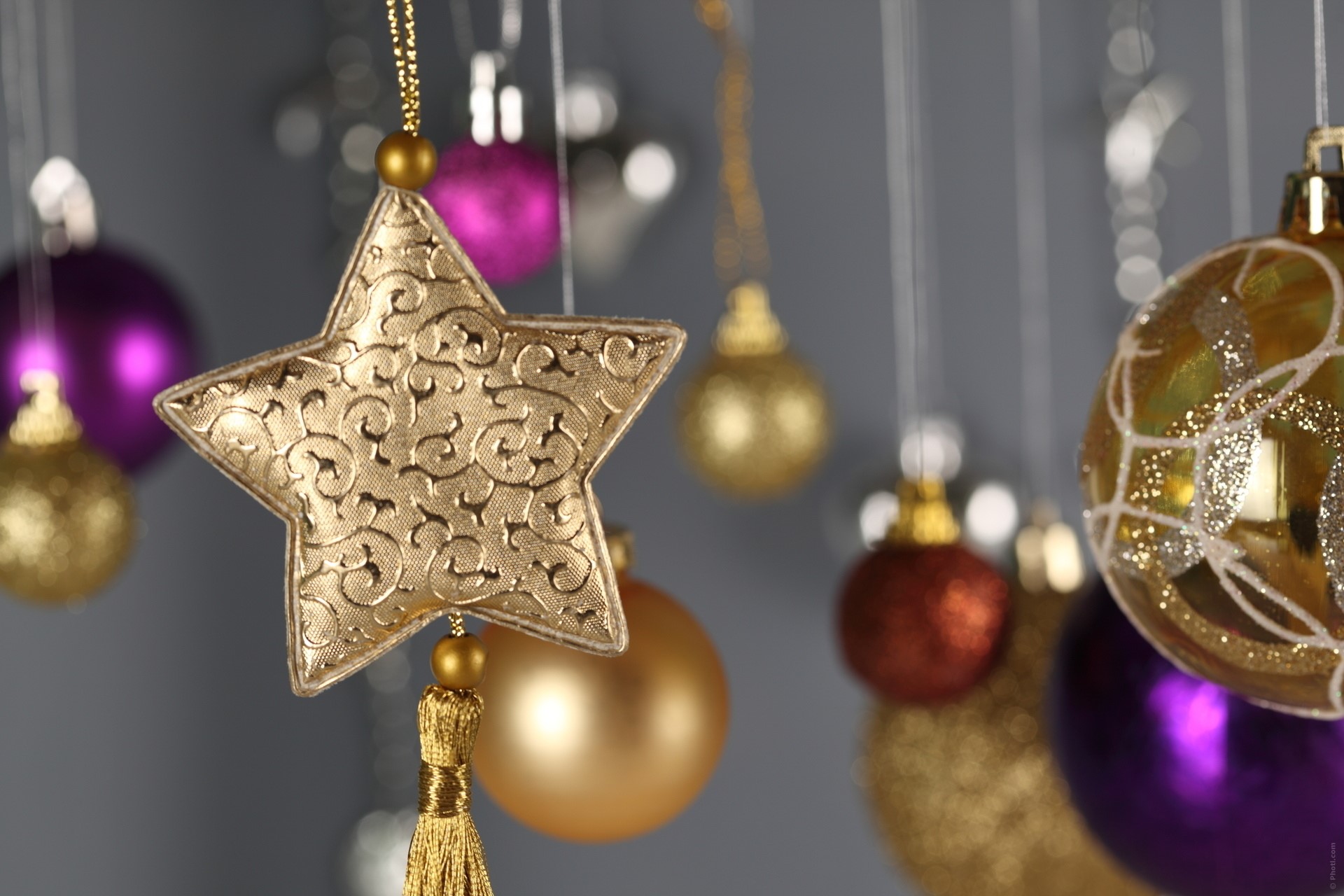 Christmas ornaments hanging, gold star, purple and gold balls HD Wallpaper