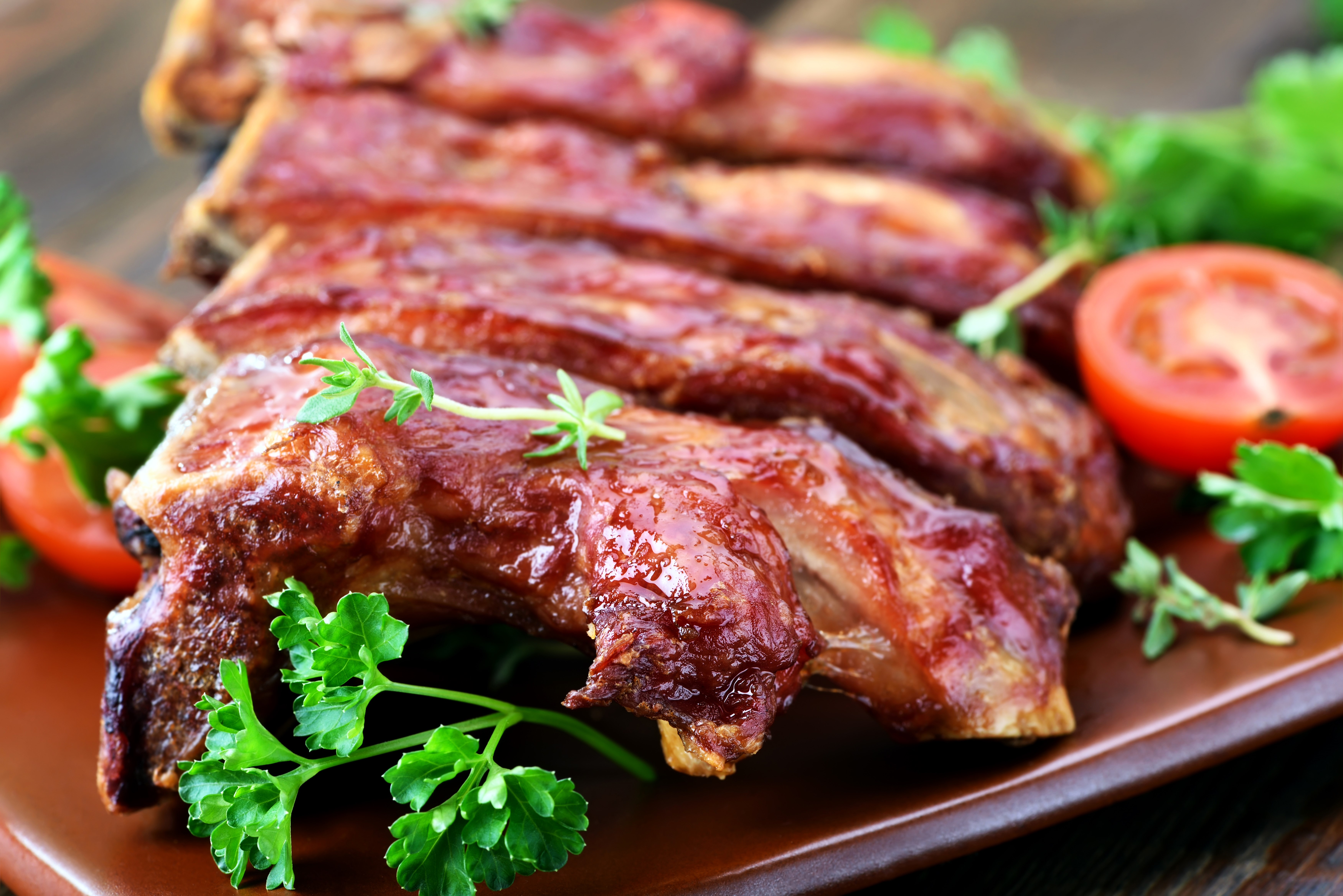 Barbecued ribs with garnish HD Wallpaper