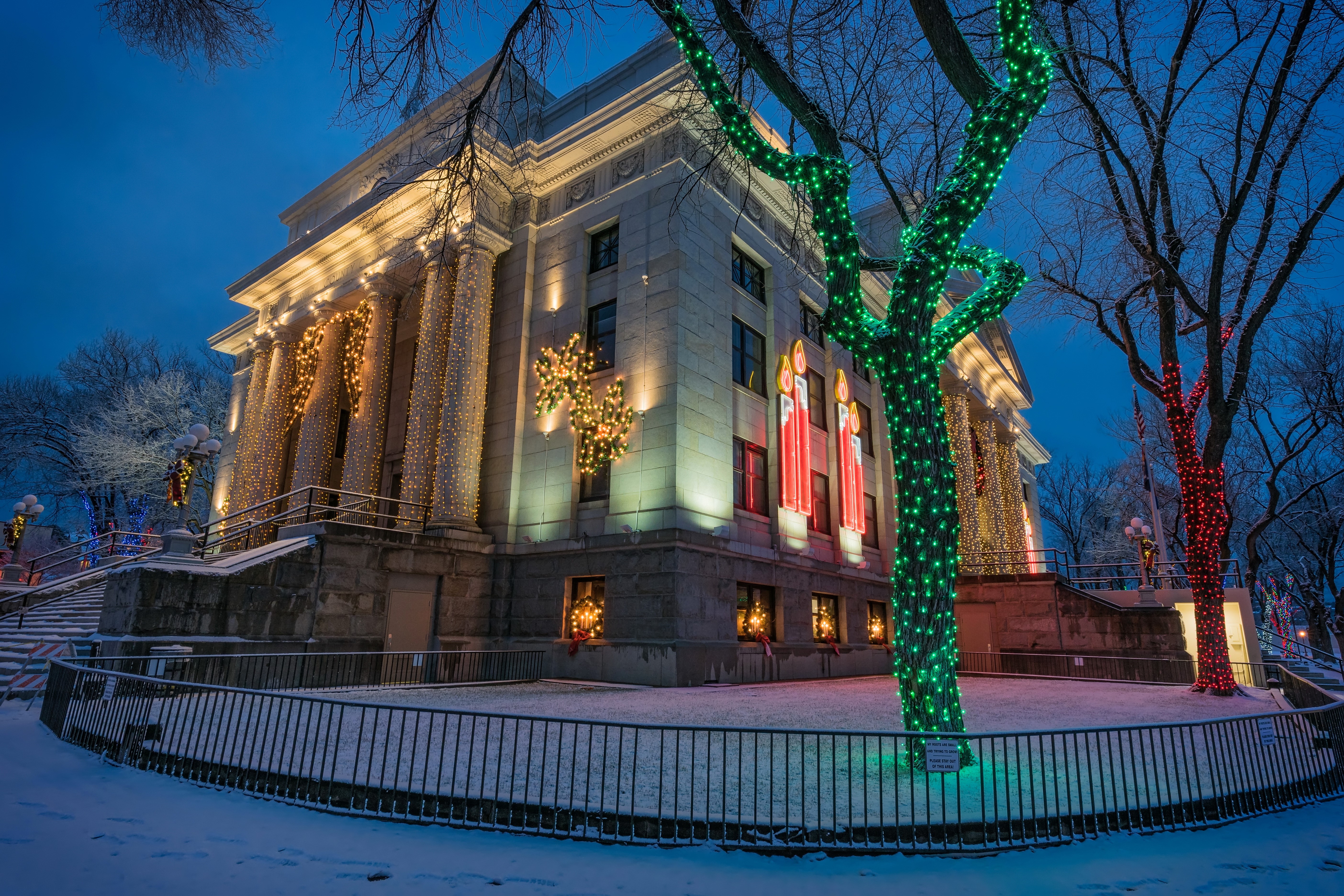 Building decorated with Christmas lights in the snow HD Wallpaper