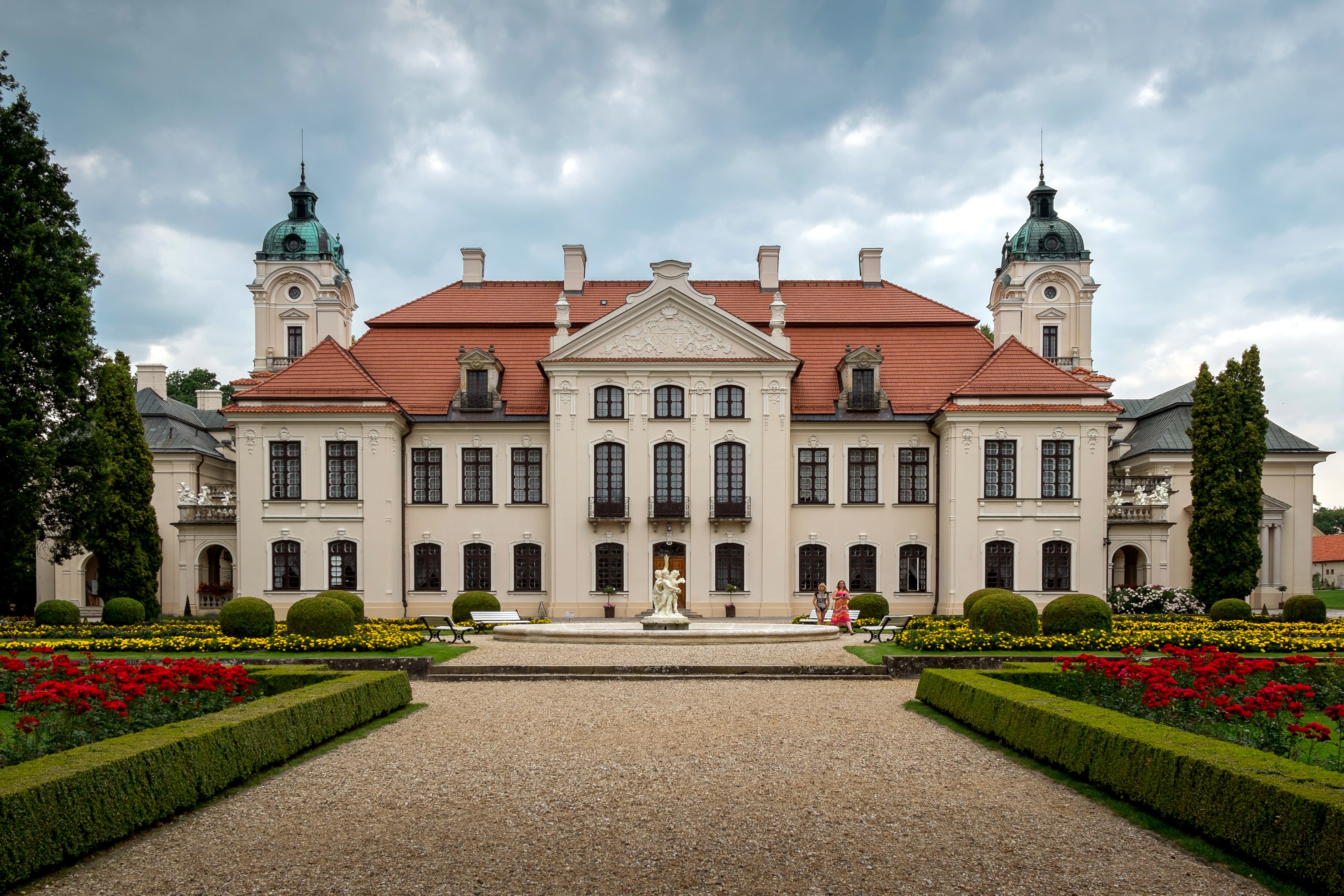 Palace in Lublin, Poland with manicured gardens HD Wallpaper
