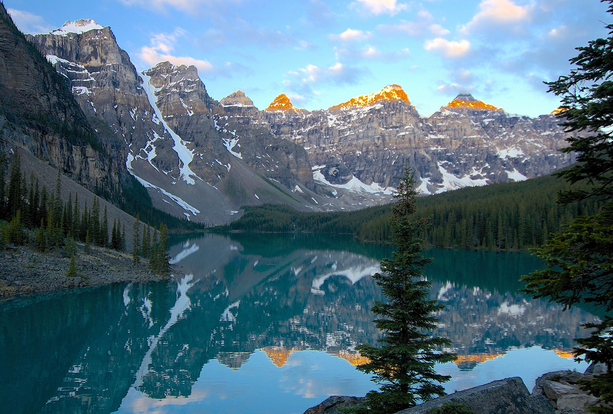 Moraine Lake and Mountains in Banff National Park HD Wallpaper