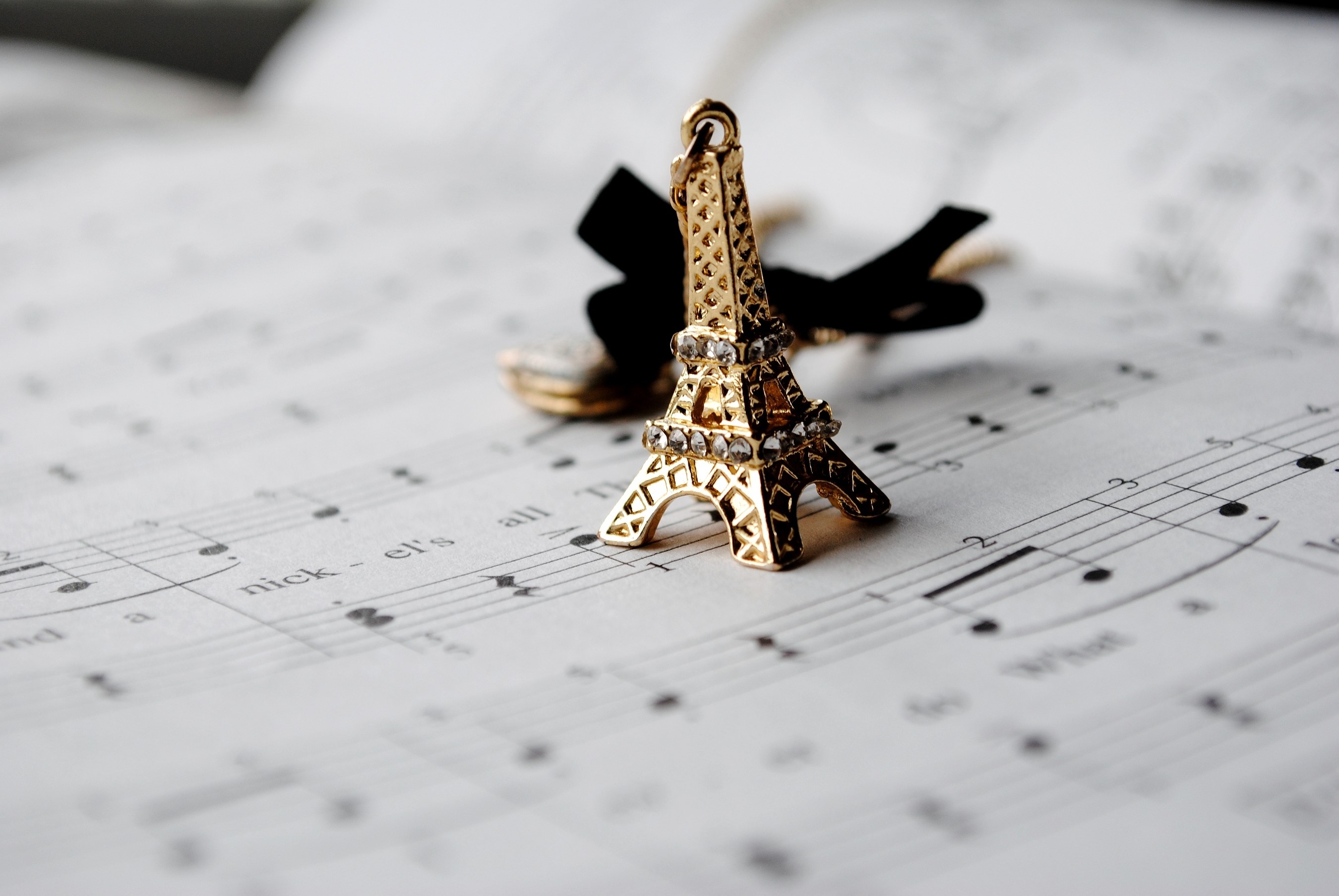 Eiffel Tower souvenir on sheet music HD Wallpaper