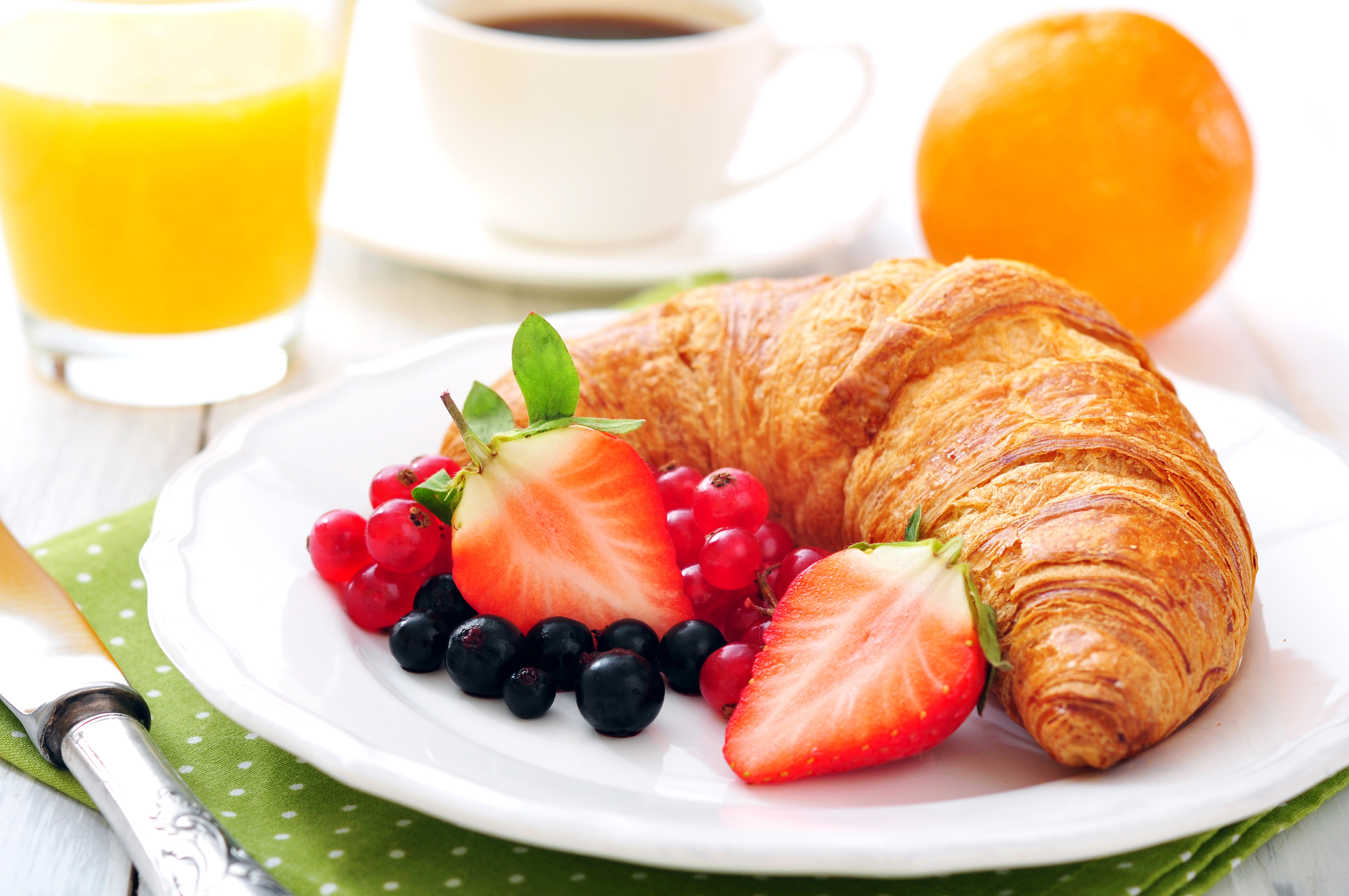 Croissant with berries and orange juice HD Wallpaper