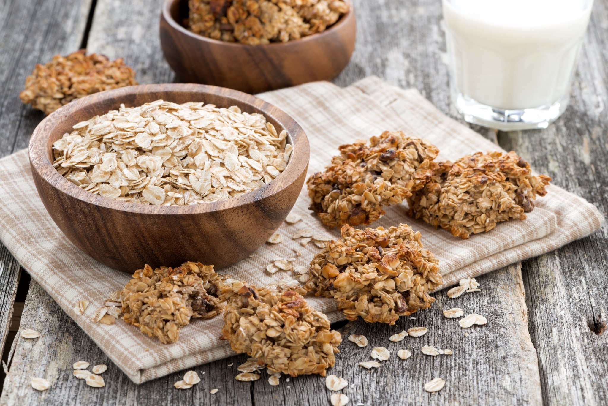 Oatmeal cookies and a glass of milk HD Wallpaper