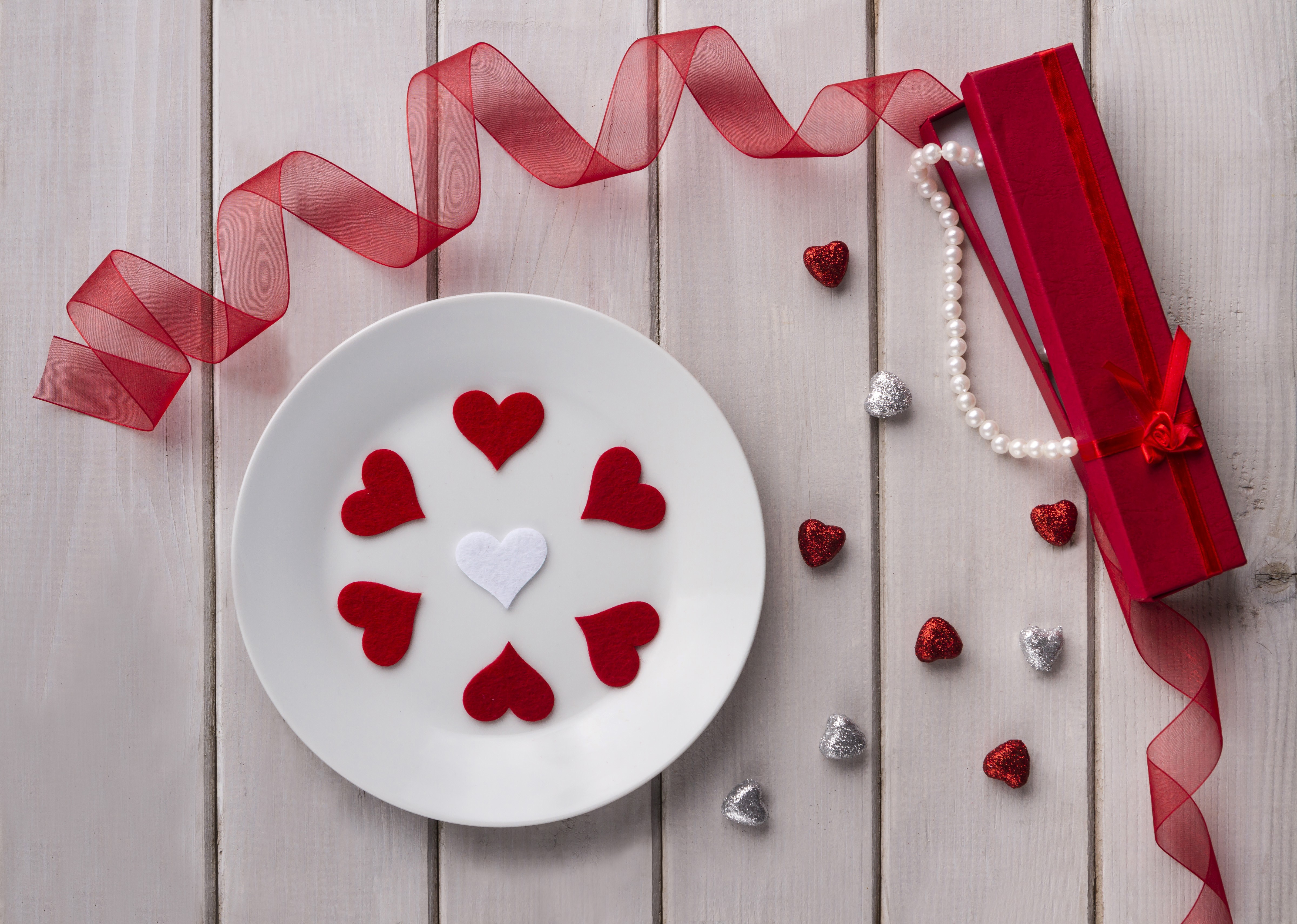 Valentine's Day Plate with Hearts and Gift Box HD Wallpaper