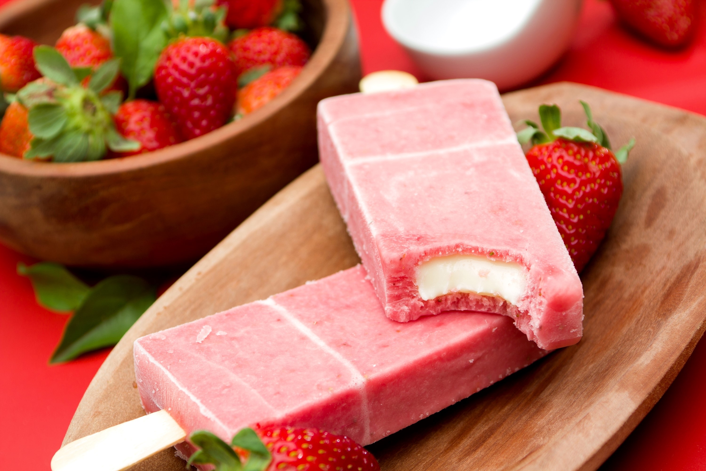 Strawberry ice cream bars with fresh strawberries HD Wallpaper
